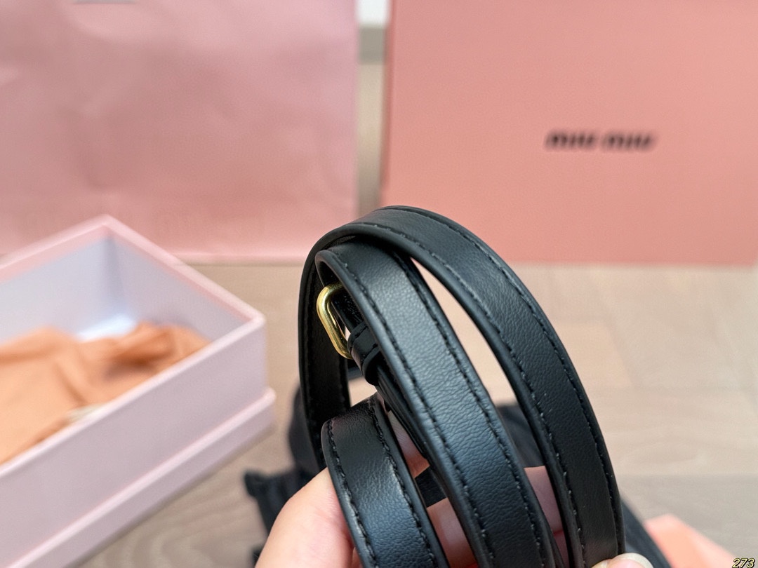 &yen;170配盒 MiuMiu缪缪托特包 超级洋气，时髦精的托特 轻便简约，慵懒随性 尺寸20 16