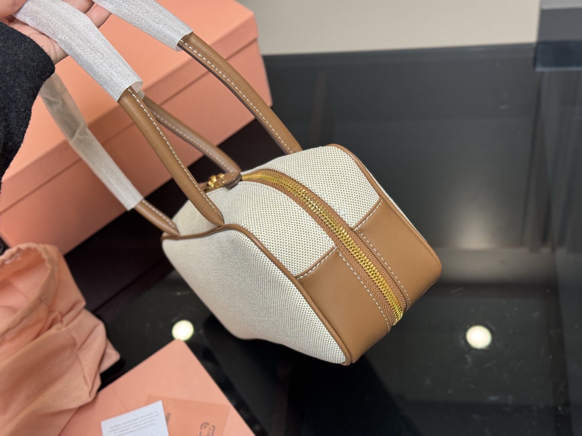 ¥195 升级版配盒 size:28*13cm miumiu保龄球/公文包/ 包包甜度刚好! 很难不爱啊啊! 可手拎也可斜挎 绝对不是小废包哦!容量足足的~~ 出场就是miumiu小公主!