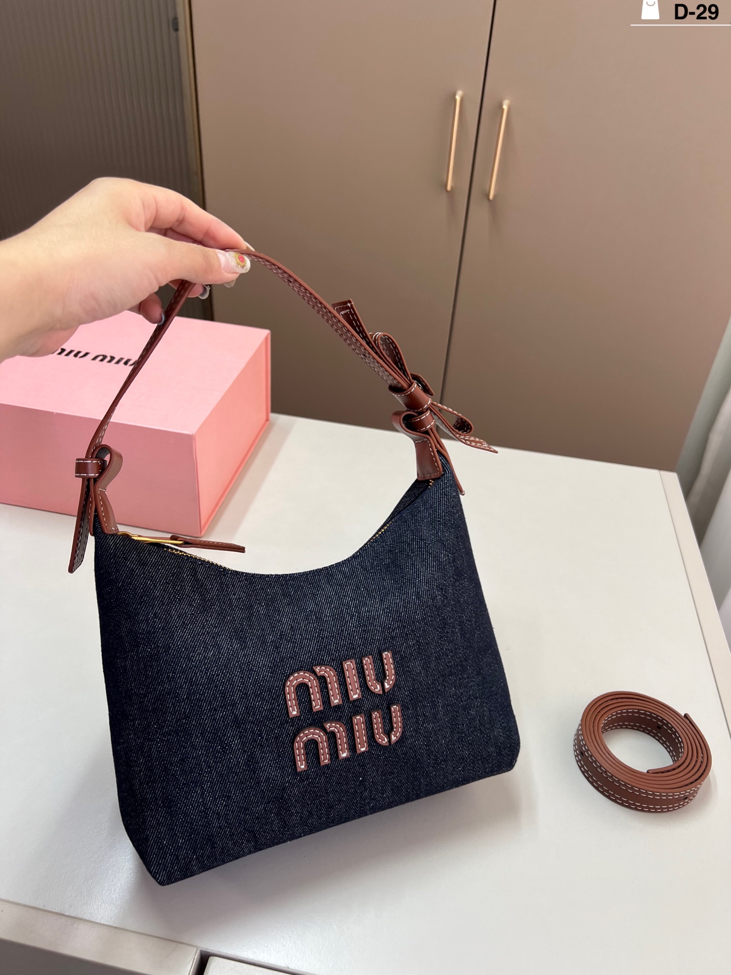 💰p125 miumiu新款速递~牛仔小饭盒是真好看 软软饱饱的又可爱又漂亮！ miu里miu气！可爱的不行啦！ D-29尺寸22&times;16折叠盒