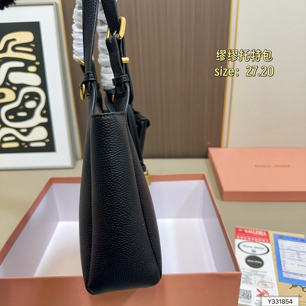 💰170 .配礼盒🎁. 缪缪MIUMIU 秋冬新款托特包 最火得miumiu 女孩.. 甜度刚刚好 很难不爱的 散发着复古的气息 背上它不仅是公主也是女王 小小的身体大大的容量 特别能装💯 尺寸：27.20