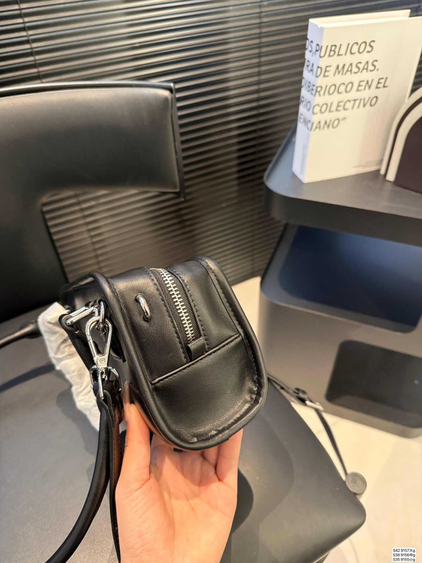 大号P260 中号P240 小号P225 罗意威这只简直太乖了 麂皮包今年冬天简直不要太火 银色loewe小锁也是酷的很 这个还可以加肩带单肩斜挎 一整个就是实用的美包！ 尺寸大35 22 中25 19小22 12 货号大9157 中9156 小9155