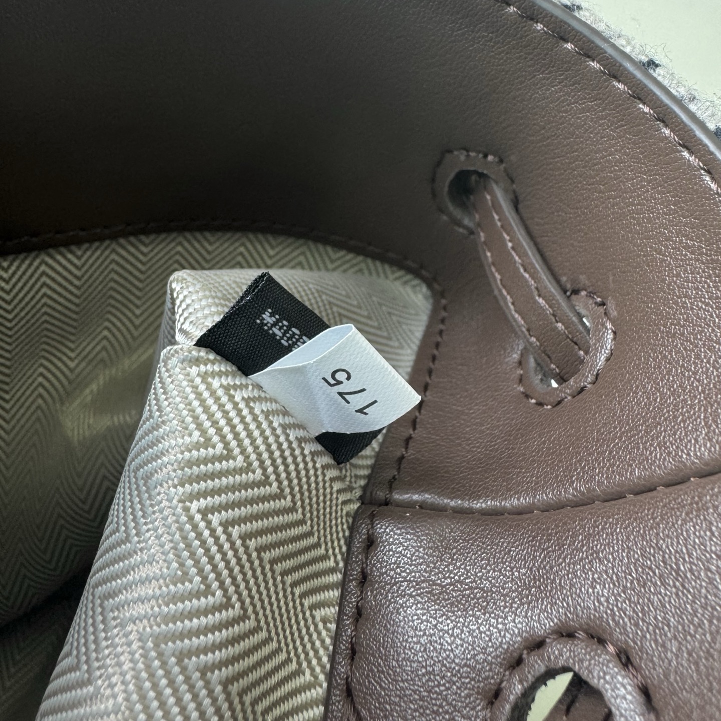 💰170包邮❗ 🍒M家🍒 5NF460，新品格子迷你水桶包，高级柔软，性价比超高，能驾驭各种风格，非常俏皮可爱，可以单肩，斜挎，手提，双肩，造型多变，包包虽小却非常能装，尺寸：17X14X6CM，配原版包装