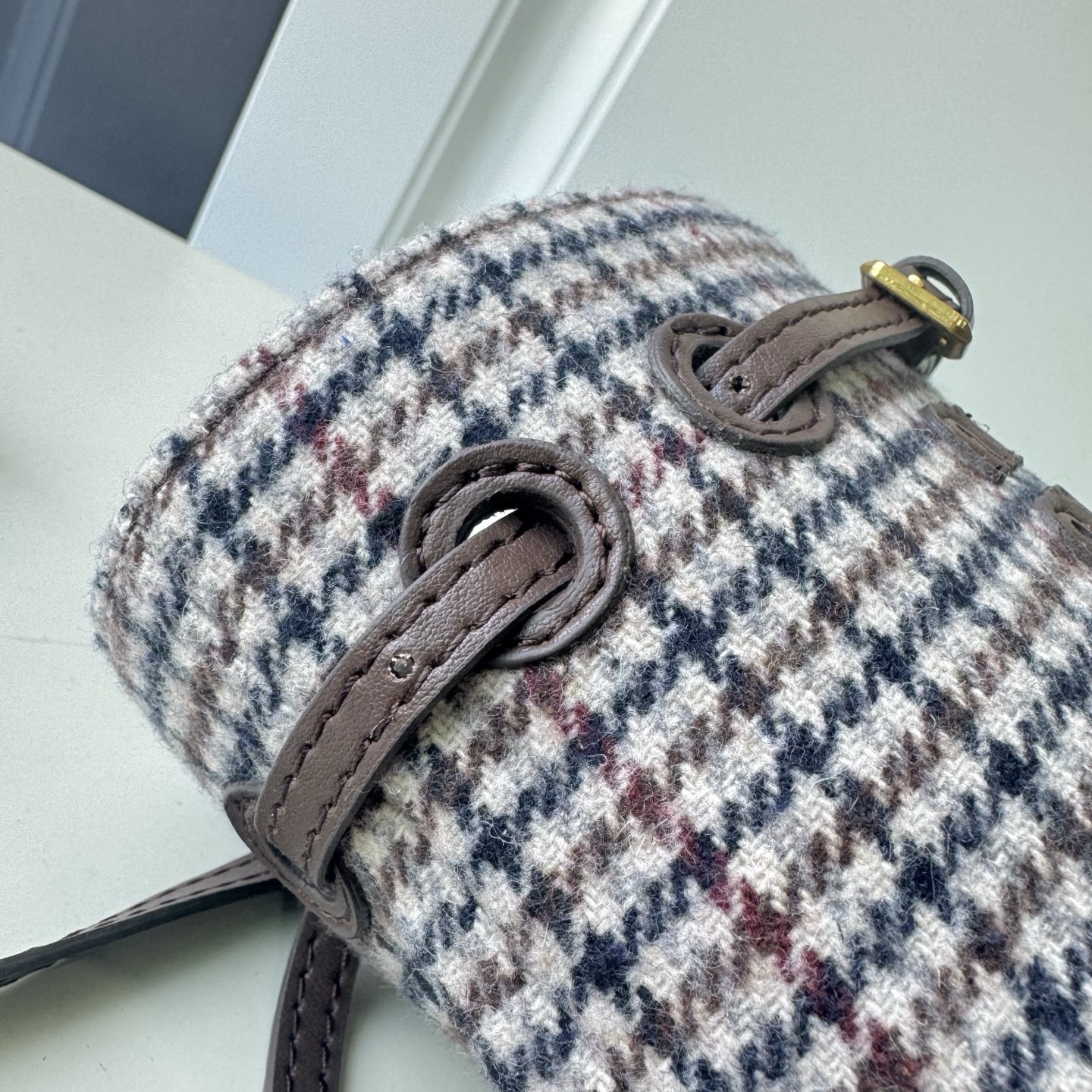 💰170包邮❗ 🍒M家🍒 5NF460，新品格子迷你水桶包，高级柔软，性价比超高，能驾驭各种风格，非常俏皮可爱，可以单肩，斜挎，手提，双肩，造型多变，包包虽小却非常能装，尺寸：17X14X6CM，配原版包装