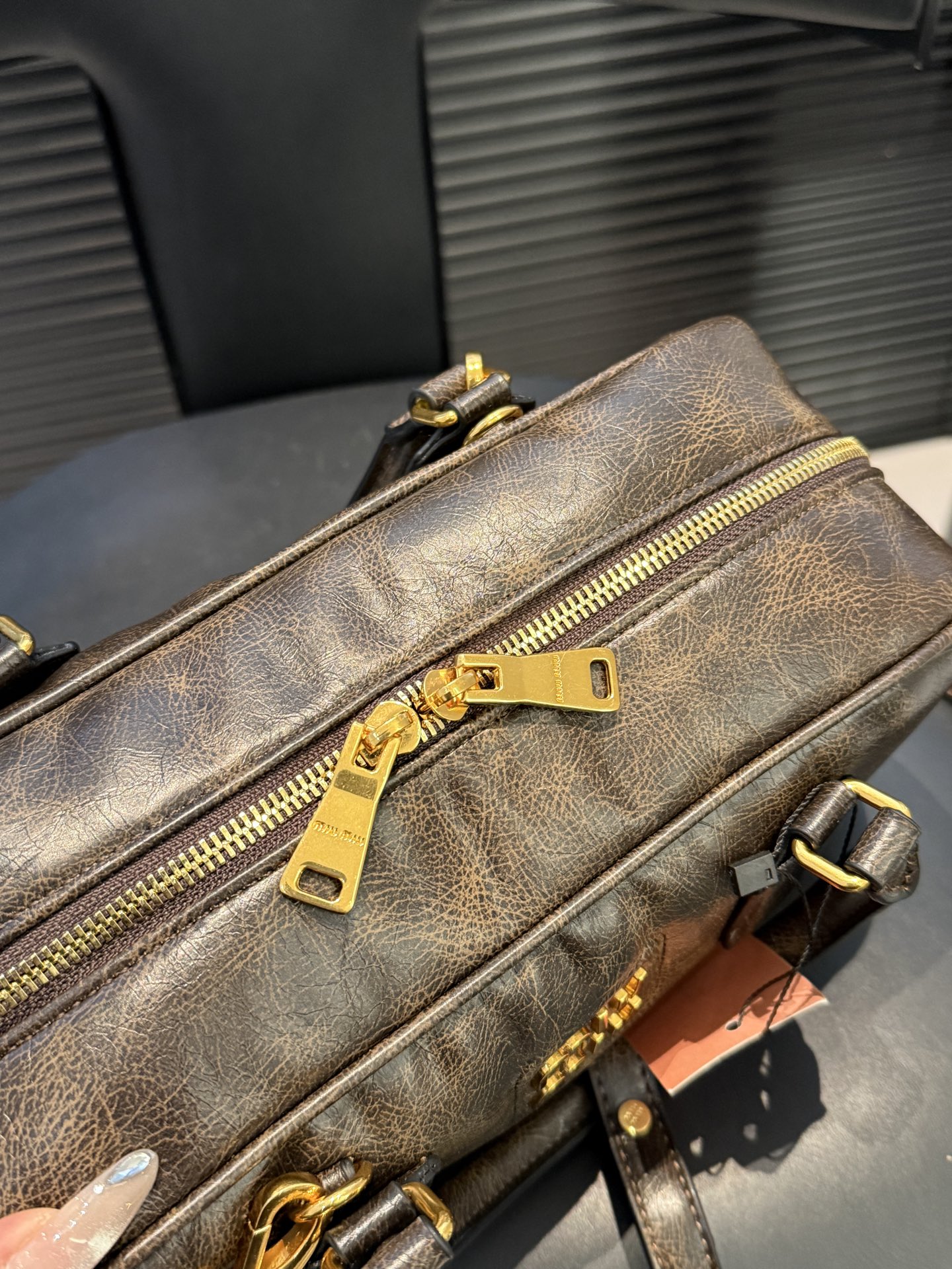 大号P170 小号P165 缪缪MIUMIU 保龄球手提包 轻轻松松高级感 包包手感巨好容量也很不赖 简单却又不失华丽 不要觉得会炸眼太高调了什么的 根本不会！ 在你的精简穿搭上简直就是点睛之笔 尺寸大号28 13 小号22 10 货号大10229 小10119