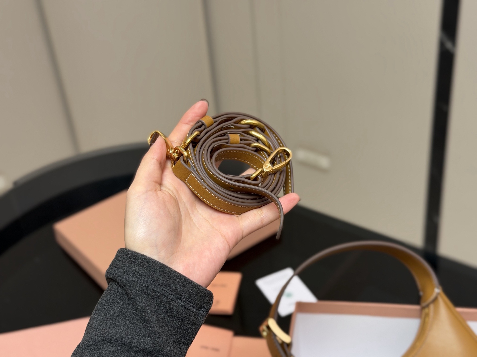 &yen;175 配盒 升级版 size：23*13cm miumiu这新包， 新款Hobo，太好搭配了! 能拎、能挽、能肩背(有肩带)， 可咸、可甜、可AC(Alcohol&Coffee)。一包在手，AC无忧~