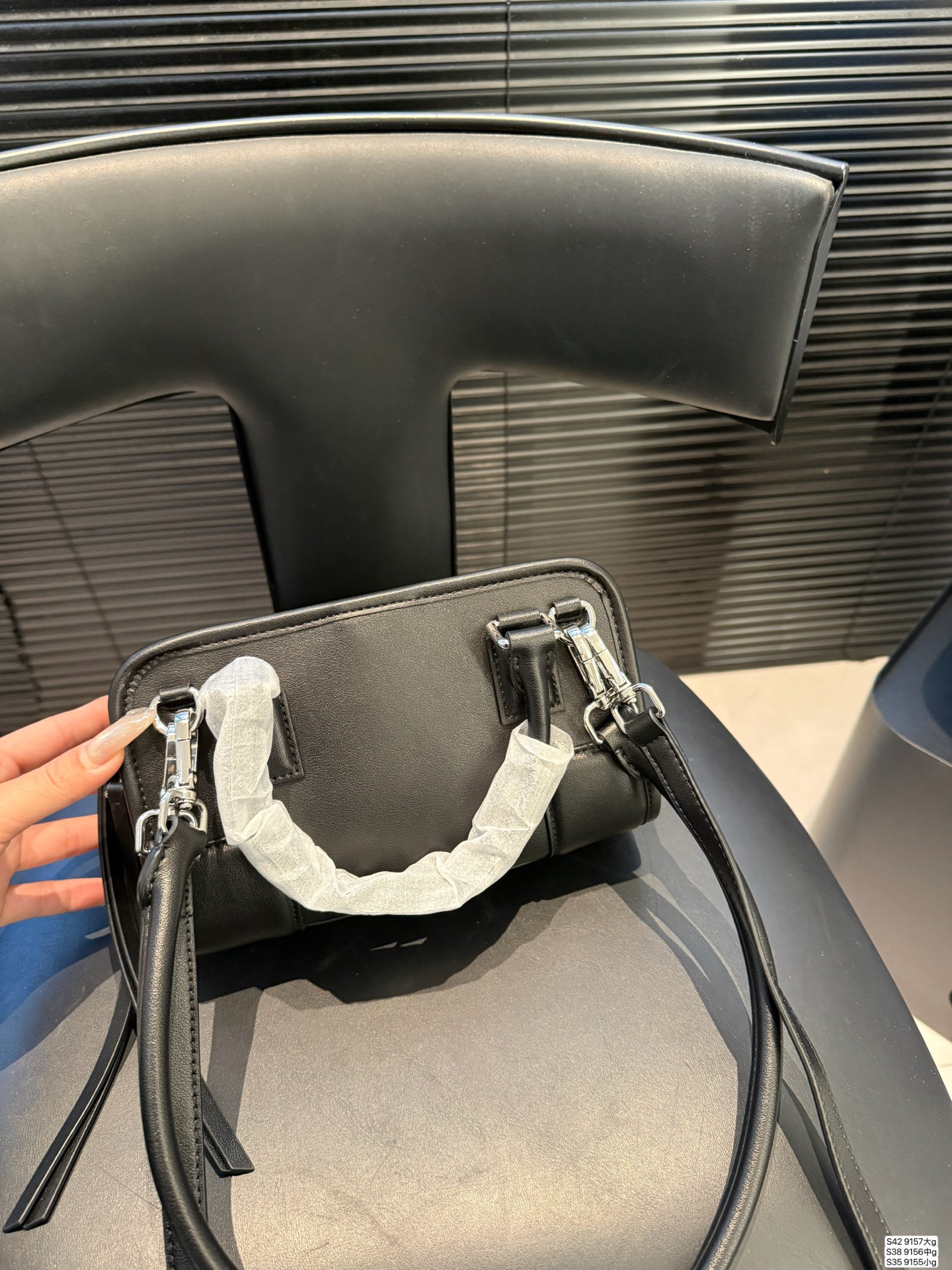 大号P260 中号P240 小号P225 罗意威这只简直太乖了 麂皮包今年冬天简直不要太火 银色loewe小锁也是酷的很 这个还可以加肩带单肩斜挎 一整个就是实用的美包！ 尺寸大35 22 中25 19小22 12 货号大9157 中9156 小9155