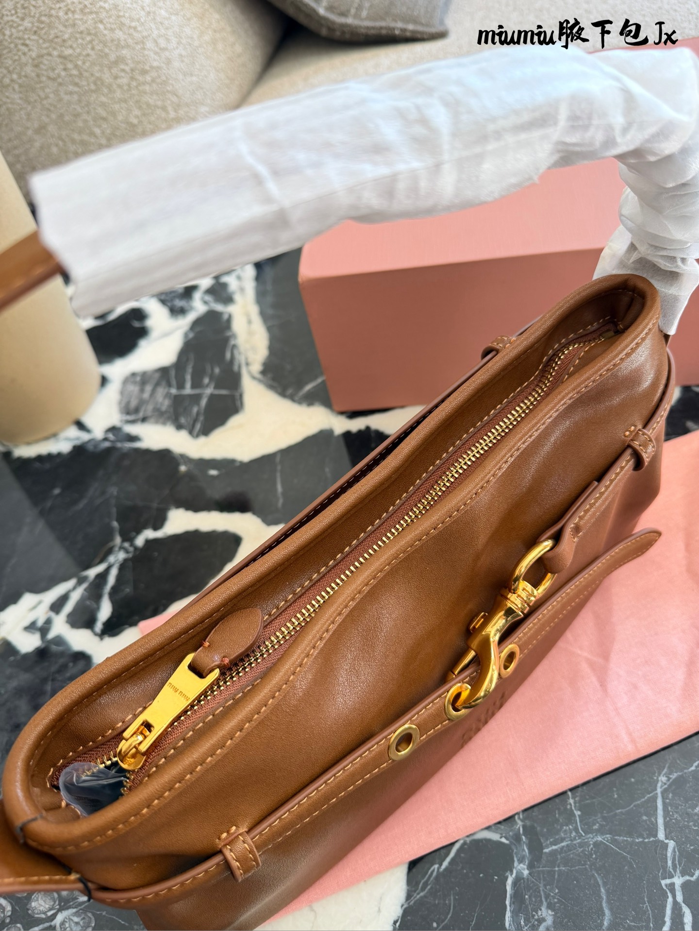 p220 缪缪miumiu新款aventure nappa腋下包 nappa 复古腋下包 又是一个爆款预测！！ 33cm配盒子