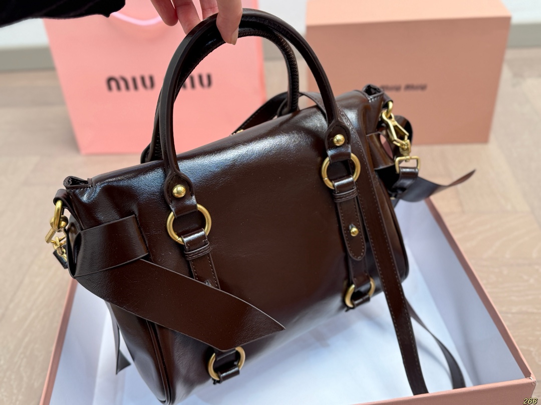 &yen;190配盒 缪缪MIUMIU手提包 旅行出差旅游带它超方便 超级抢眼 爱了爱了 真是叫人无法抗拒 又美又能装！ 尺寸26 20