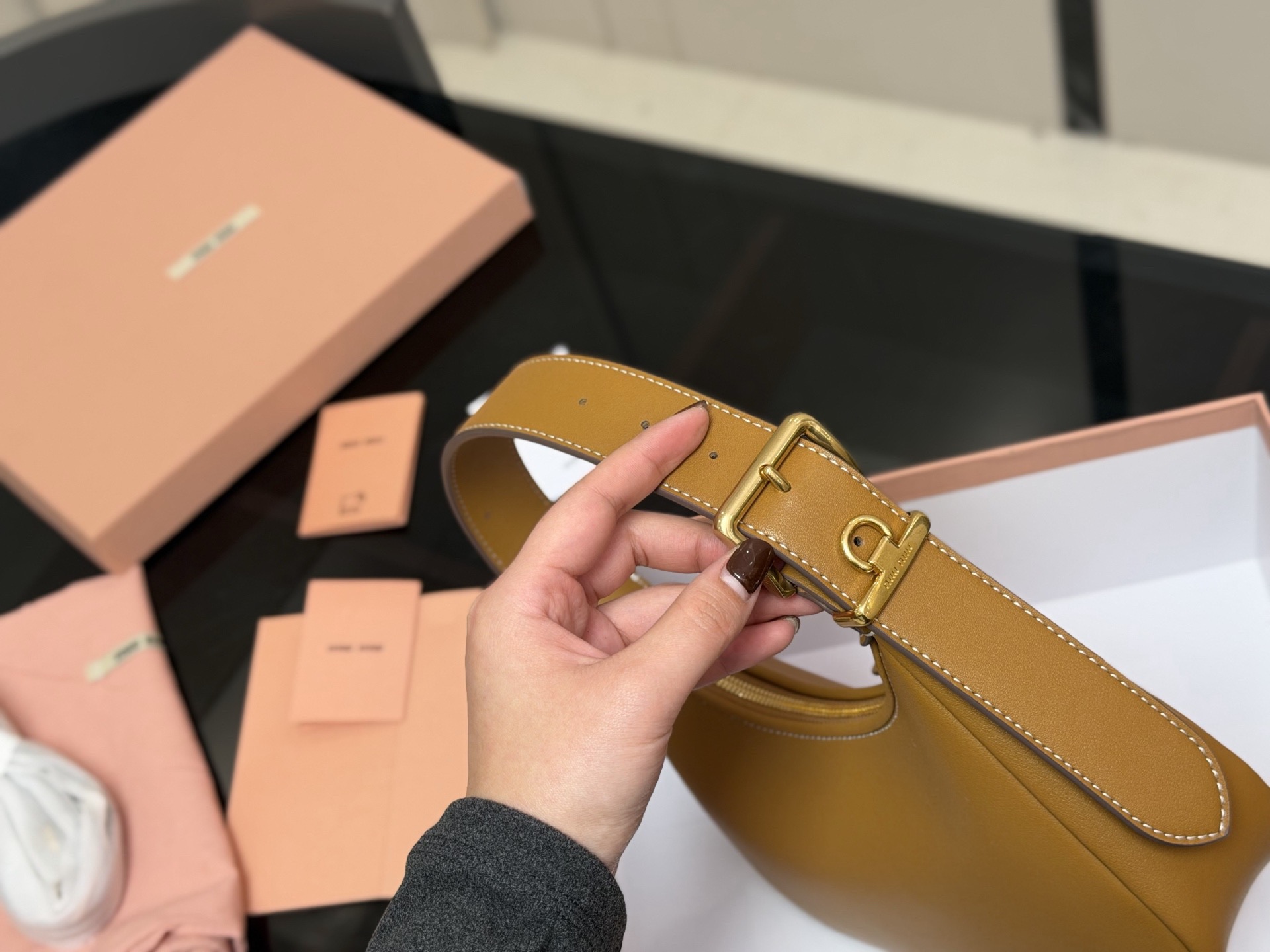 &yen;175 配盒 升级版 size：23*13cm miumiu这新包， 新款Hobo，太好搭配了! 能拎、能挽、能肩背(有肩带)， 可咸、可甜、可AC(Alcohol&Coffee)。一包在手，AC无忧~