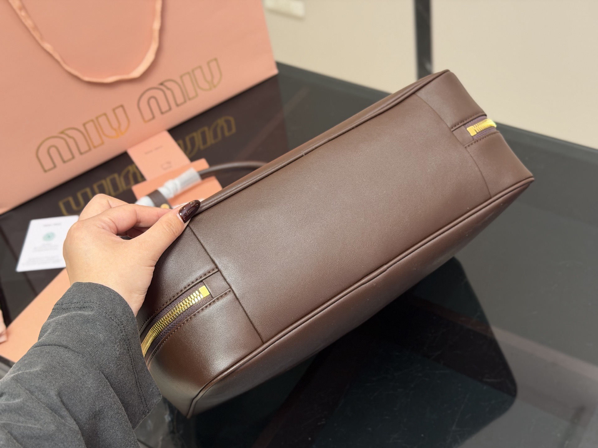 &yen;195 无盒 size：35*22cm miumiu保龄球/公文包/ 采用小牛皮 皮质光滑细腻柔软， 棉质缎面衬里。 背起来都很nice 哦 可手拎也可斜挎！ 出场就是miumiu小公主！