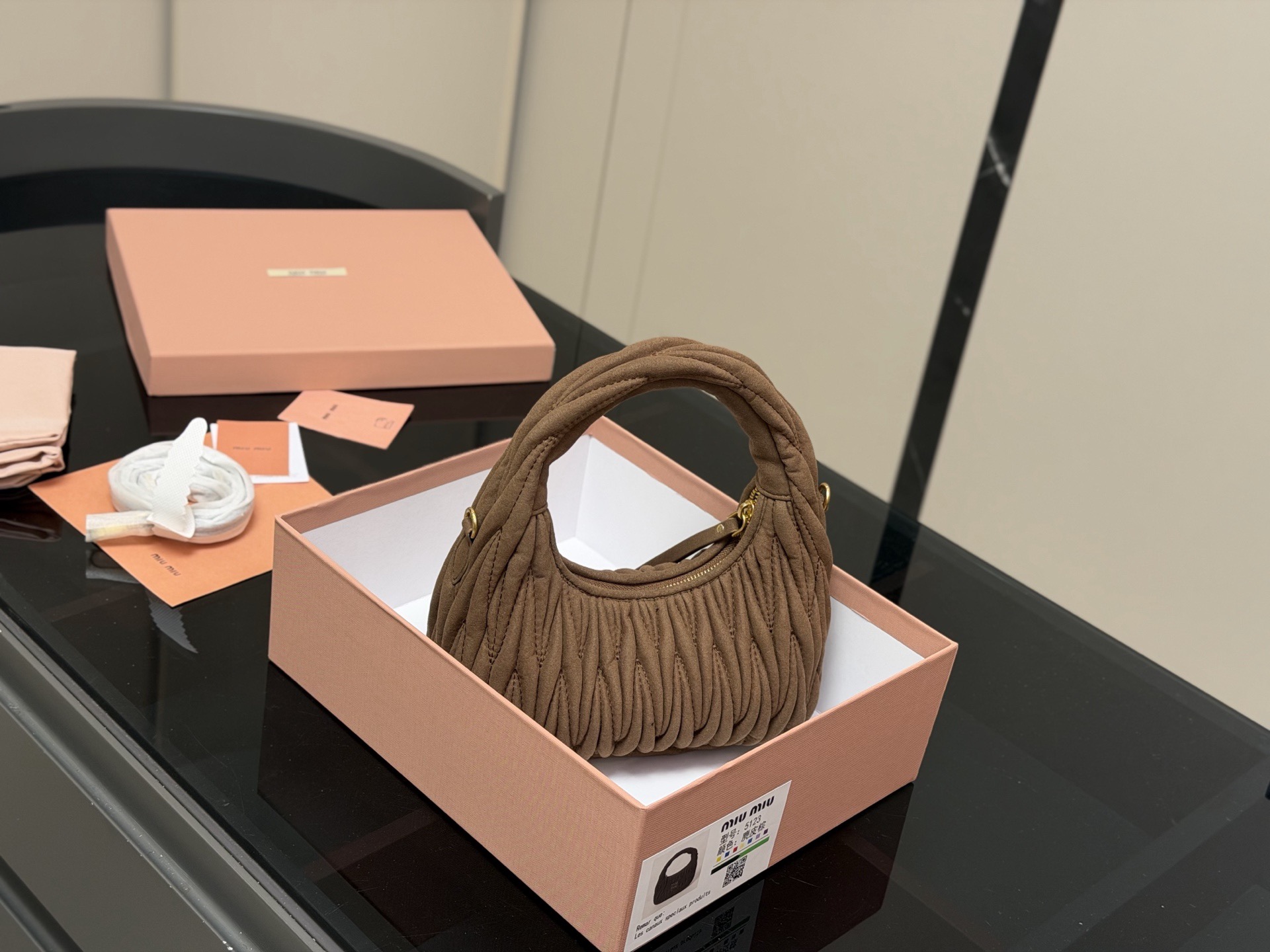 &yen;170 配盒 size：22*11cm 可盐可甜的 MiuMiu 女孩 miumiu wander包包 好搭 什么风格都能驾驭 材质很柔软 容量也非常OK 复古俏皮的hobo包型 是近期几乎天天拿出门的包包！