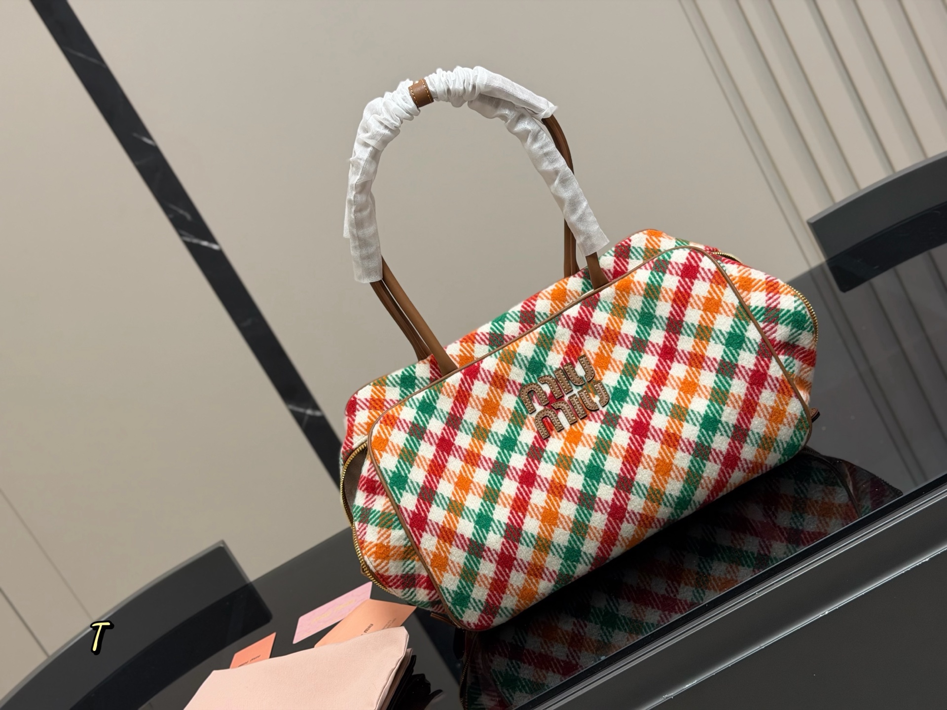 &yen;170 无盒 size：35*22cm miumiu保龄球/公文包/ 采用小牛皮 皮质光滑细腻柔软， 棉质缎面衬里。 背起来都很nice 哦 可手拎也可斜挎！ 出场就是miumiu小公主！