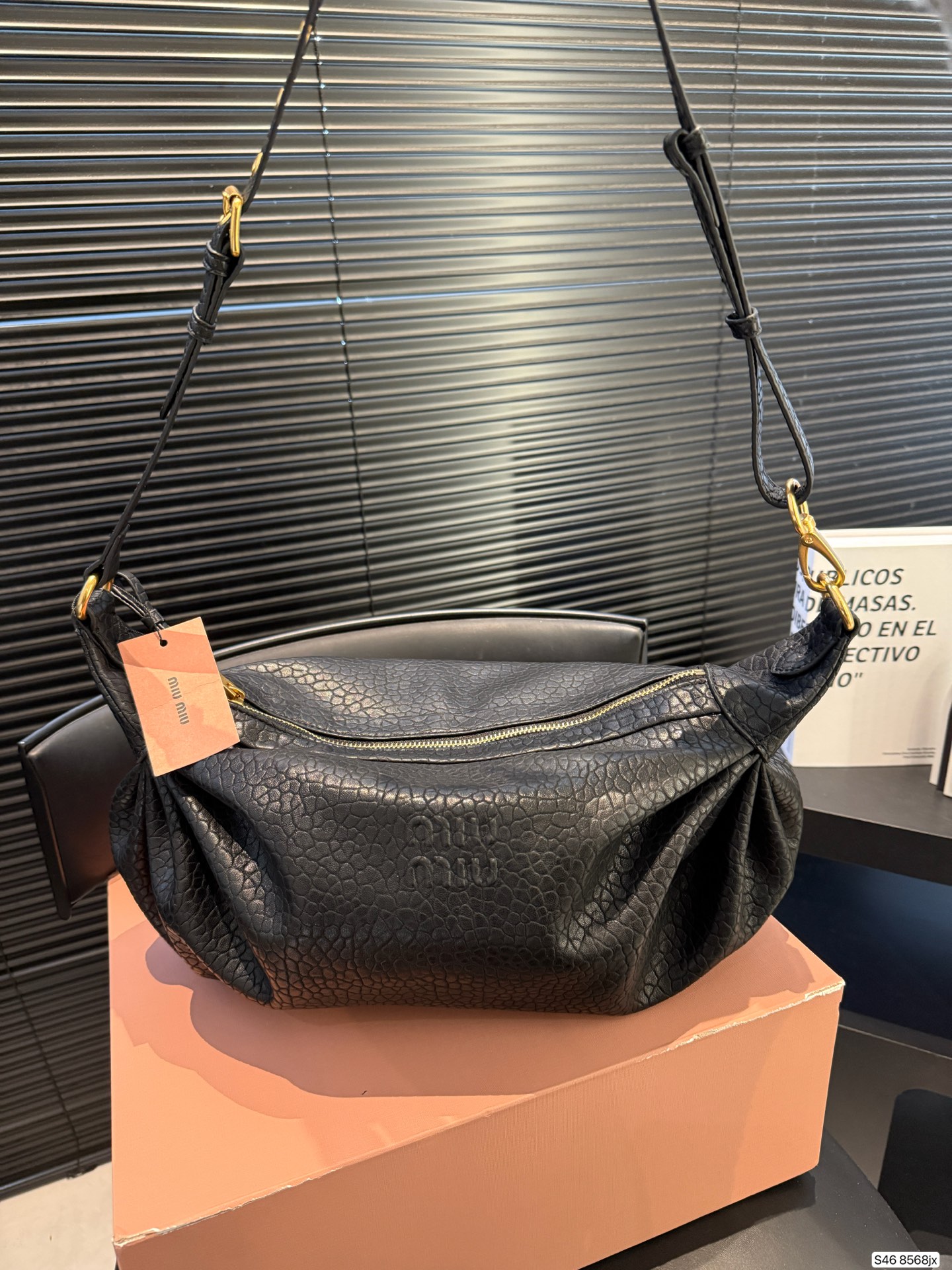 P280 配盒子 不一样的MiuMiu新款包包 MiuMiu新款手袋 Monk 天然纹理小羊皮自然的柔和光泽触感柔软顺滑且富有垂坠感巧妙的舒适感与精致感 尺寸41 24 货号8568