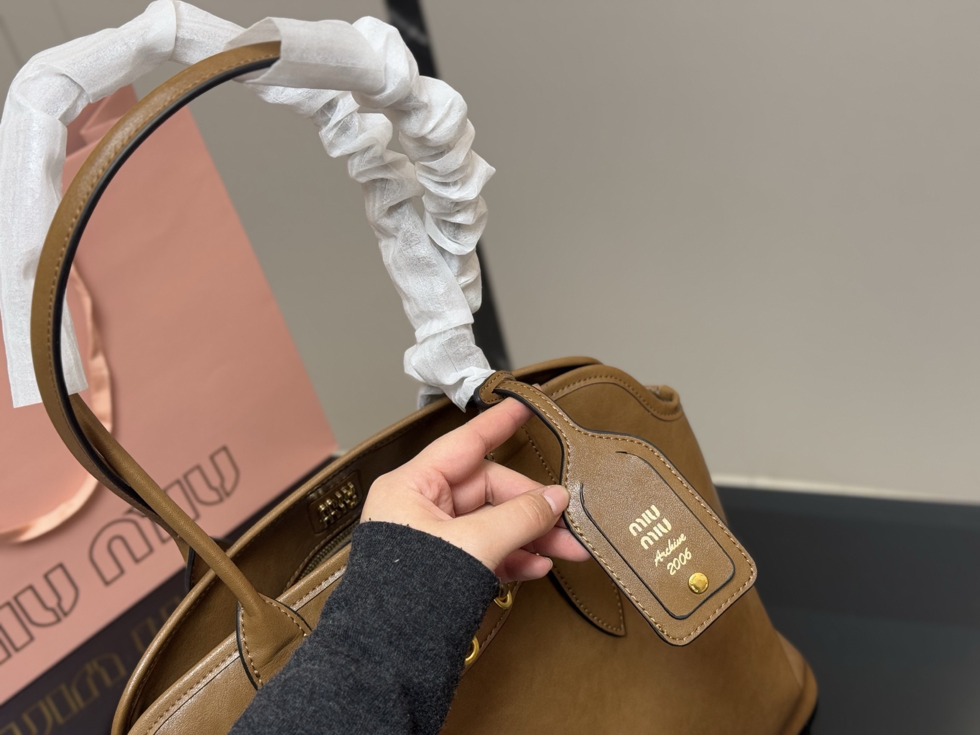 &yen;235 原版 size：41.31cm miumiu 中古托特包包， 特别喜欢这个的设计！ miumiu的坑真的好仙女好好看！ 真的很有质感！ 可斜挎可手拿可单肩， 日常约会出行简单好搭配。