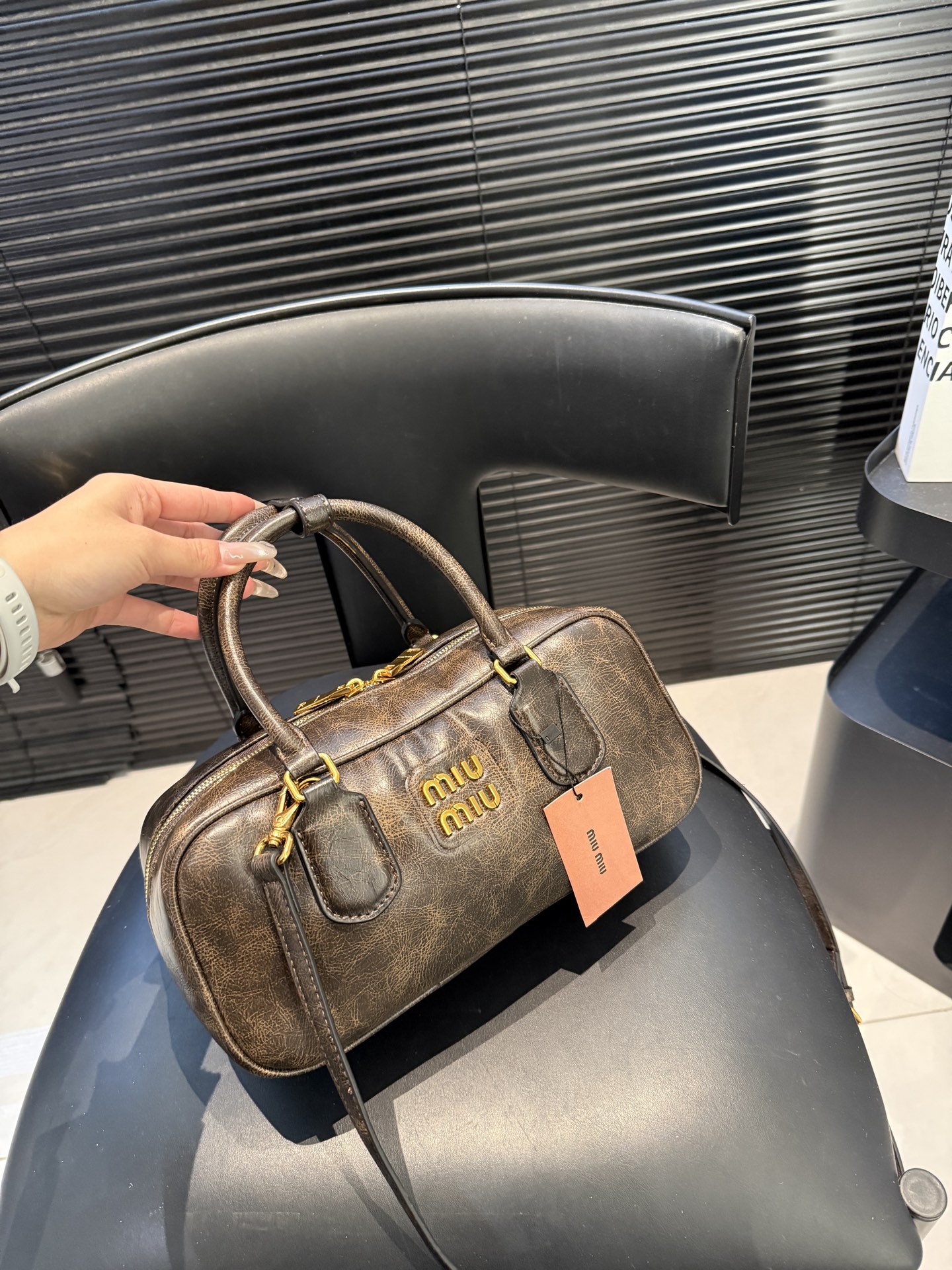 大号P170 小号P165 缪缪MIUMIU 保龄球手提包 轻轻松松高级感 包包手感巨好容量也很不赖 简单却又不失华丽 不要觉得会炸眼太高调了什么的 根本不会！ 在你的精简穿搭上简直就是点睛之笔 尺寸大号28 13 小号22 10 货号大10229 小10119