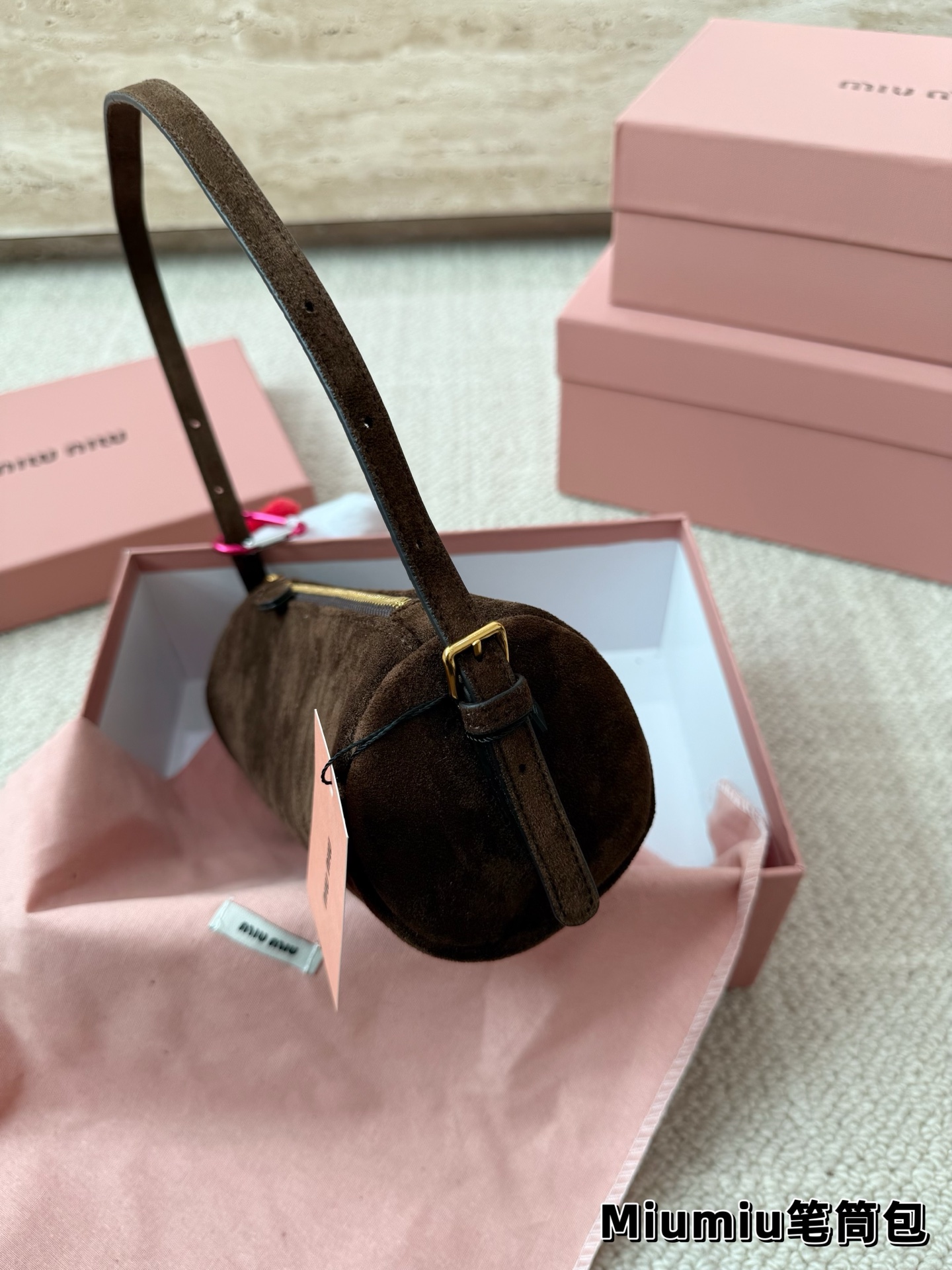 P160 麂皮 别怪我没提醒❗️MiuMiu最性价比小包包 夏天当然是要背迷你小包包啦! 哪个女孩能抵挡住迷你小笔筒包的诱惑~ 日常好装东西出门的腋下小包👛 小羊皮和翻毛皮都有噢~关键是性价比超高~
