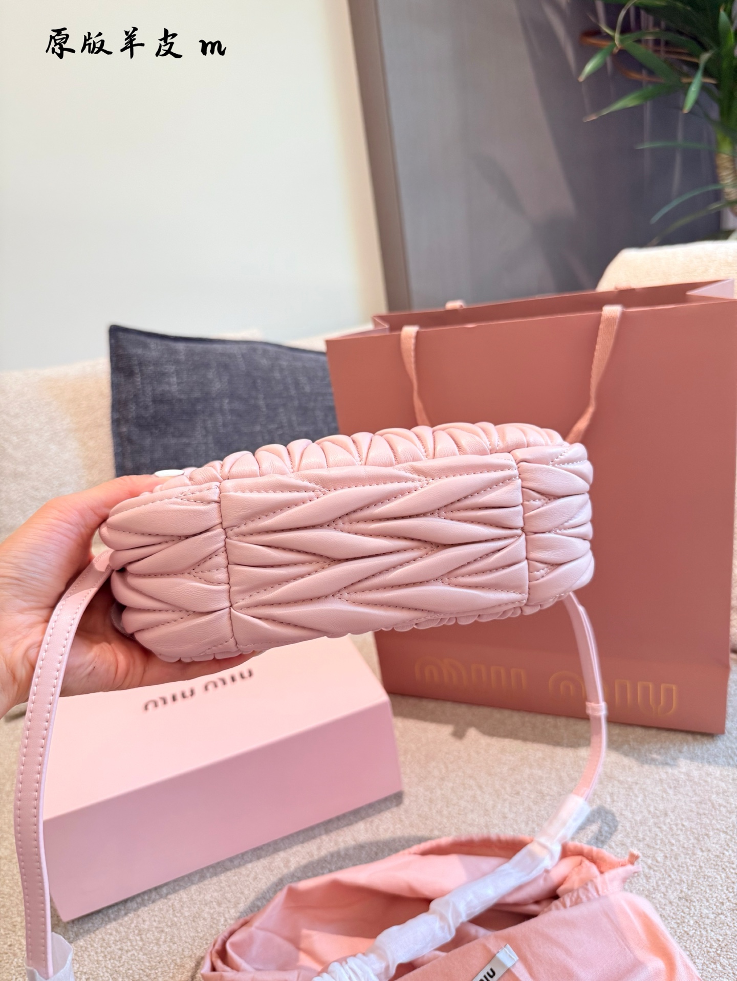 p240羊皮hobo月牙包 红红火火恍恍惚惚缪缪出街啦~ 芜湖~好看的缪缪miumiu小号hobo 小号是专柜里卖得最好的的尺寸，容量大小合适，轻 经典的褶皱羊皮， 软软的好有质感 搭配衣服真的吼吼看~一秒时尚感千金风拉满红色也很显眼，好多场合都可以搭配 张元英同款~~~ #miumiu包#miumiu包 #美包23cm折叠盒包装