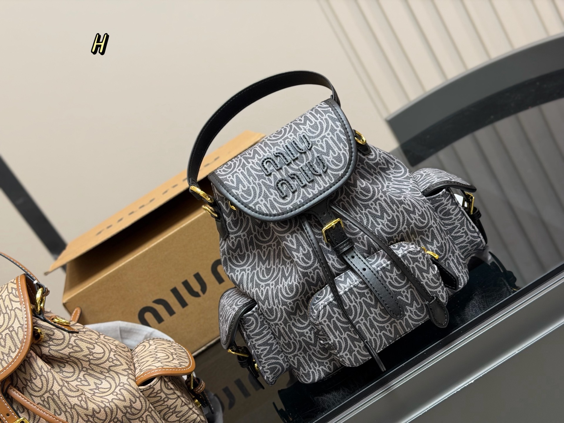 &yen;230 配盒 size：21.23cm 又一季特别美丽的Miu Miu miumiu ss25 双肩包 少女心与摩登格调的碰撞 轻松拿捏时髦 轻便能装，质感绝绝子，miumiu的少女感+酷感完美结合~