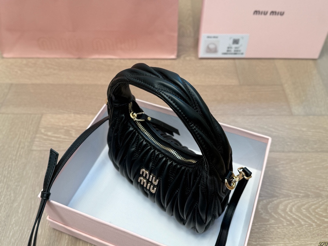 &yen;155配盒 Miumiu缪缪斜挎包 斜挎 肩背都好看 手感很好 满足任何造型 尺寸 20 11