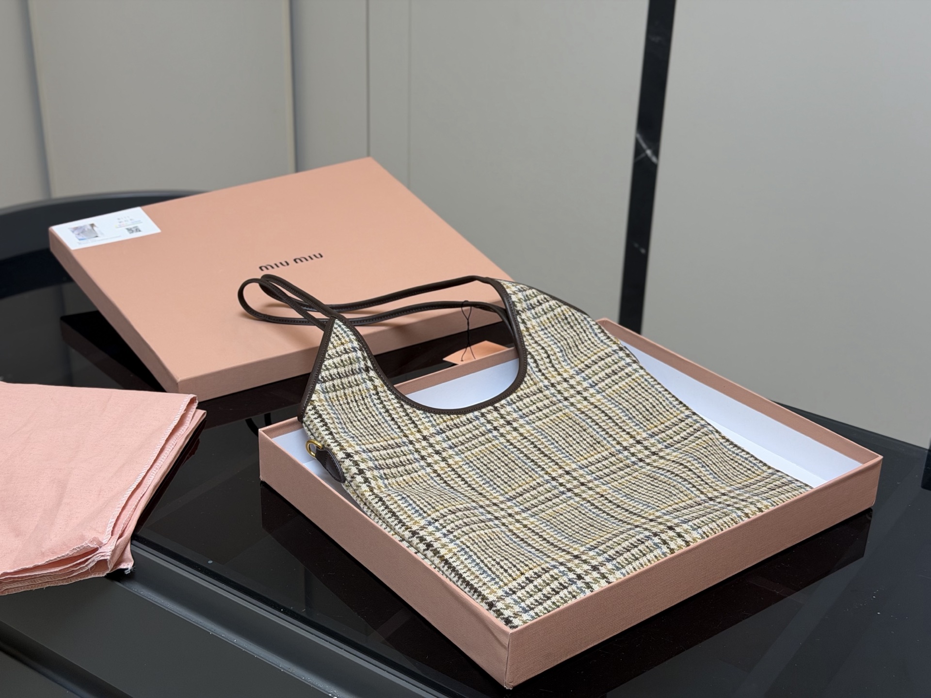 &yen;190 全套包装 size：35*34cm miumiu新款托特tote 今年的风刮的太猛了 老多爆款了！ 这款的版型也太好看了吧！ miumiu准备承包我的夏天吗