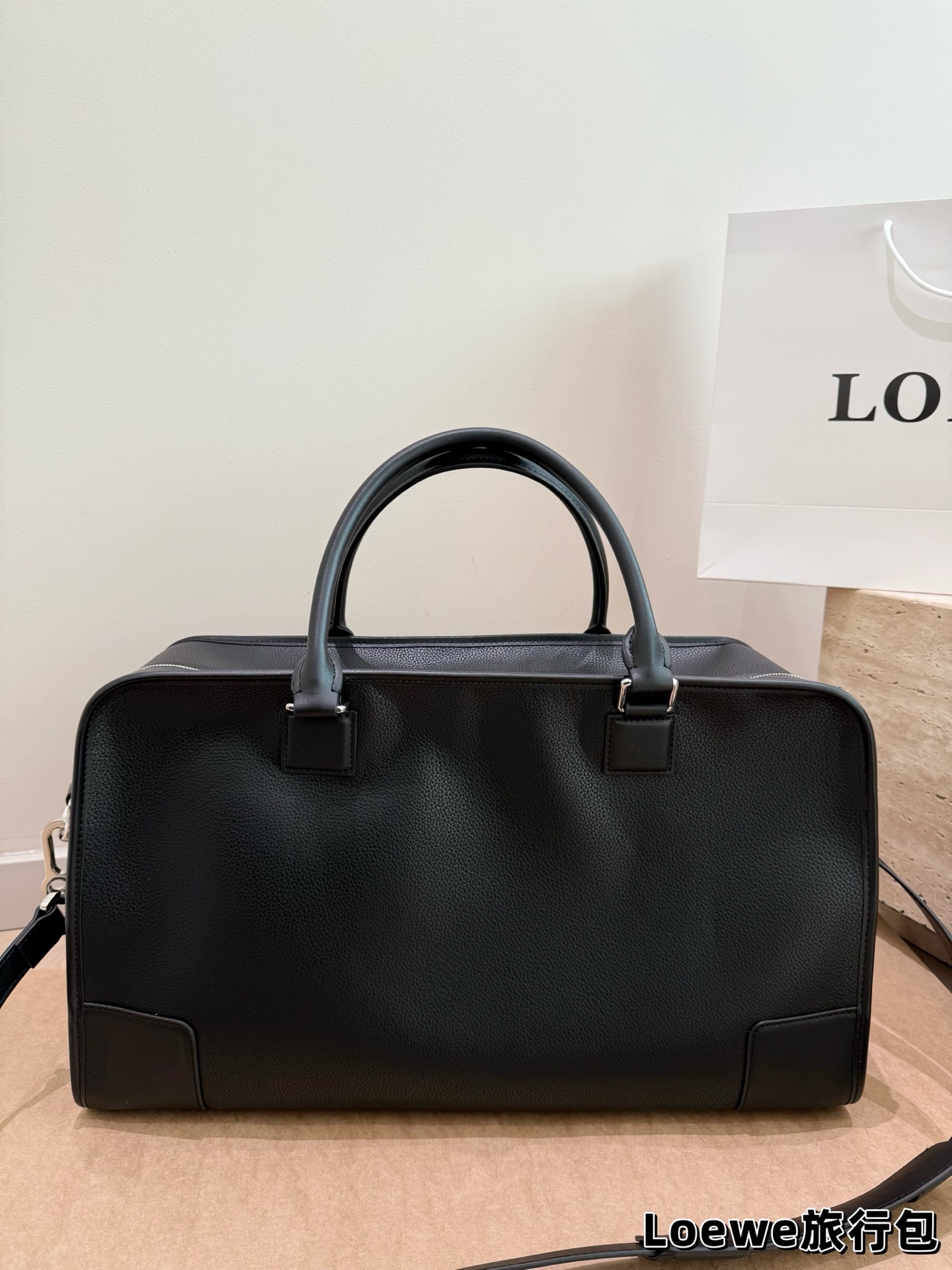 牛皮版本 P200 罗意威新款旅行包 机场包 Loewe Gova Small Backpack 罗意威新款旅行包 男款背包 超热门背囊 Goya 系列机场包兴？ 双向拉链开合背带 可自行调节长短新颖的设计时尚及实用性并存男女通用 size: 48 26cm #最爱的包包