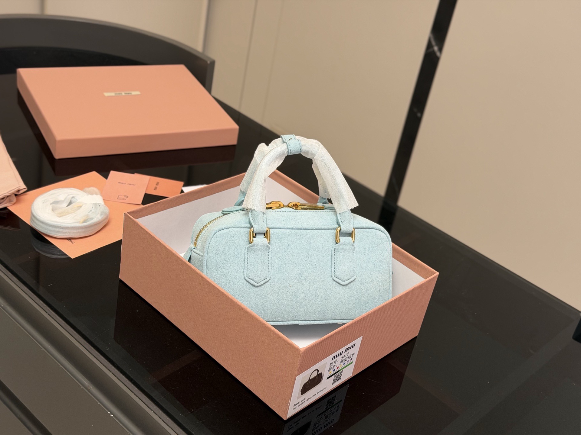 &yen;200 升级版配盒 size：23*12cm miumiu保龄球 新尺寸‼️ 很难不爱啊啊！ 这个尺寸很难不动心哦！ 可手拎也可斜挎 容量足足的~~ 出场就是miumiu小公主！