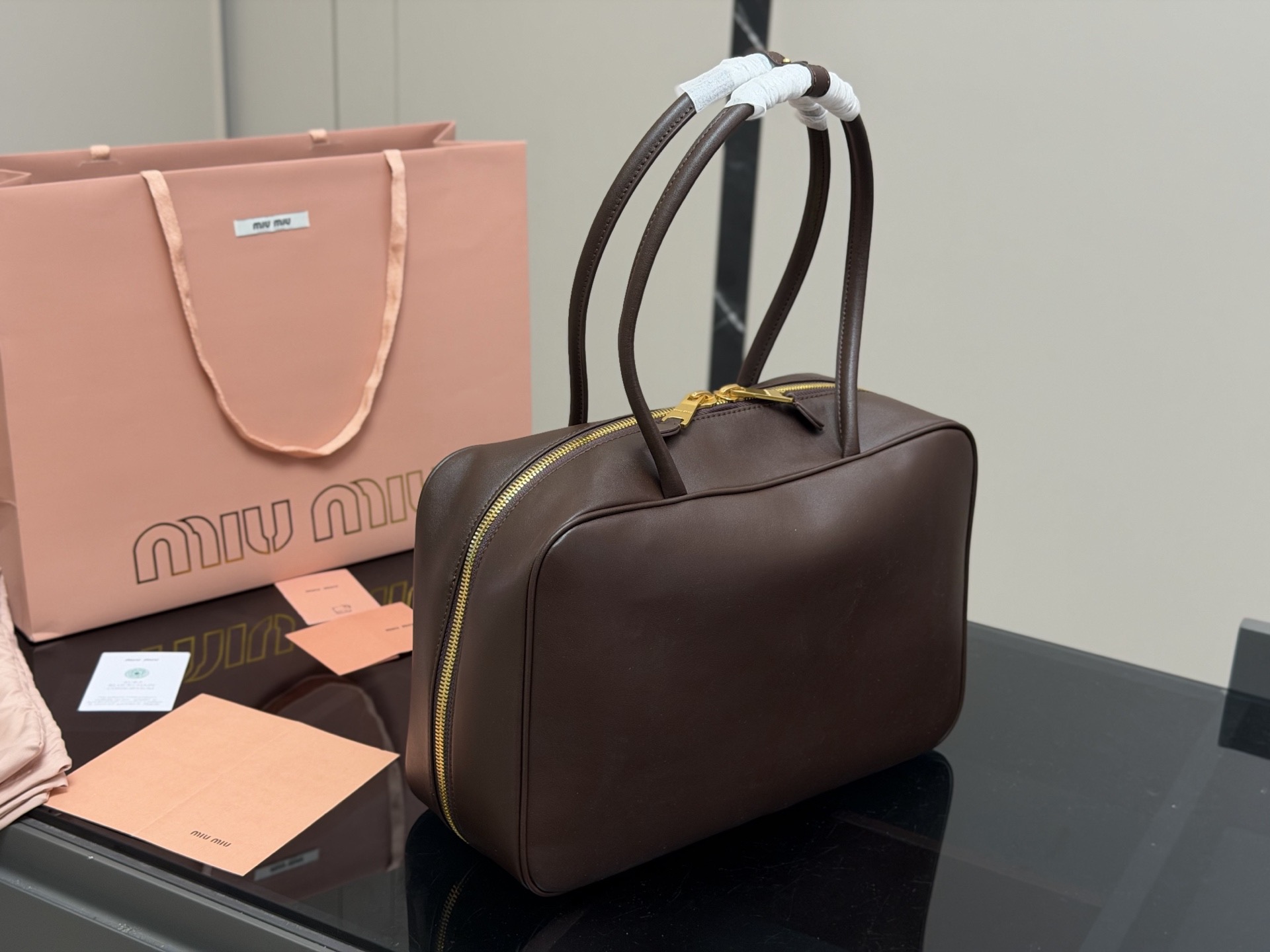 &yen;195 无盒 size：35*22cm miumiu保龄球/公文包/ 采用小牛皮 皮质光滑细腻柔软， 棉质缎面衬里。 背起来都很nice 哦 可手拎也可斜挎！ 出场就是miumiu小公主！