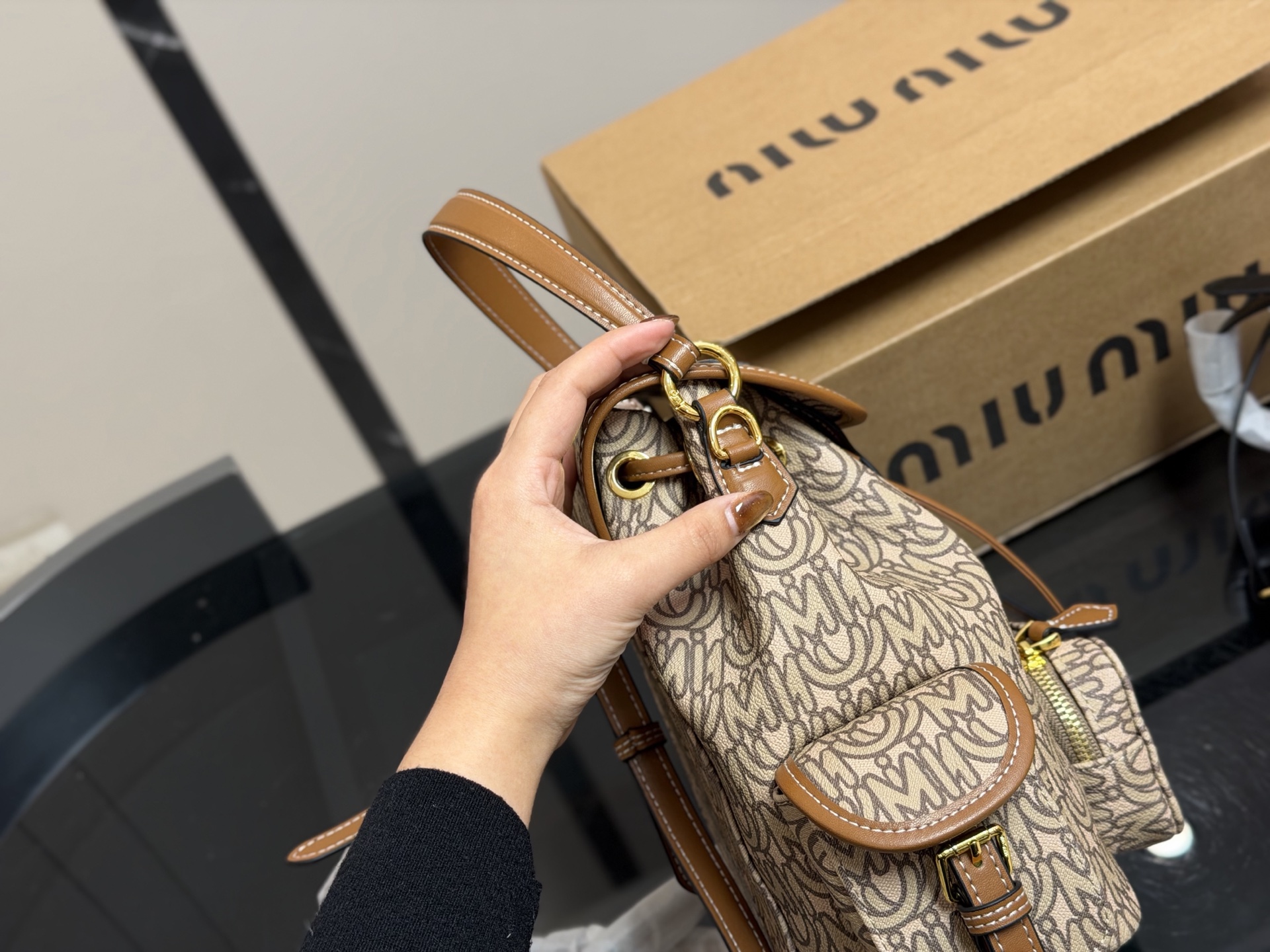 &yen;230 配盒 size：21.23cm 又一季特别美丽的Miu Miu miumiu ss25 双肩包 少女心与摩登格调的碰撞 轻松拿捏时髦 轻便能装，质感绝绝子，miumiu的少女感+酷感完美结合~