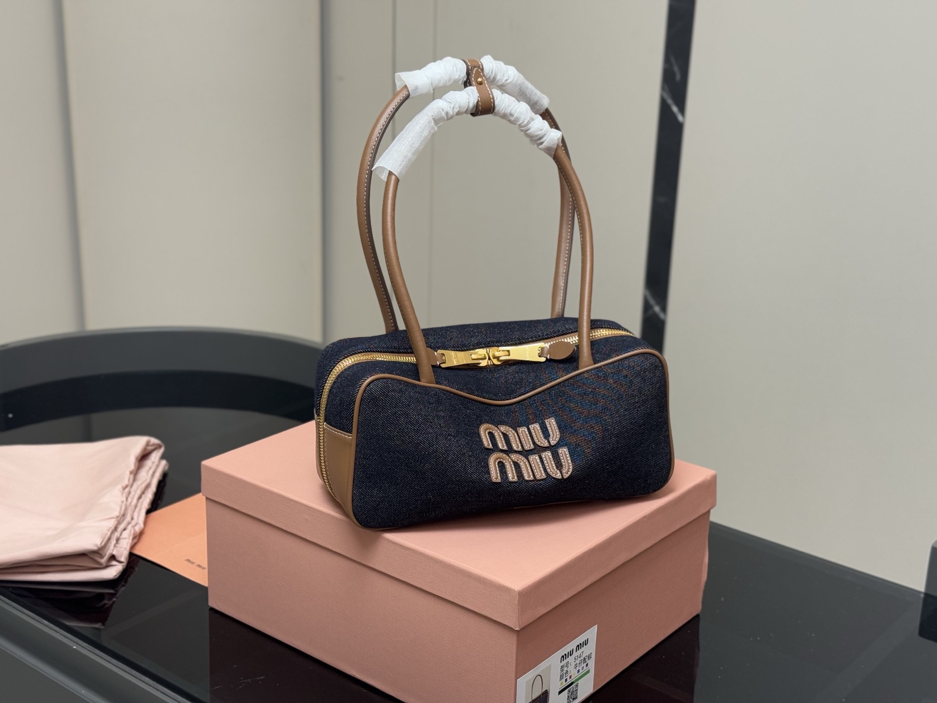 &yen;195 升级版配盒 size：28*13cm miumiu保龄球/公文包/ 包包甜度刚好！ 很难不爱啊啊！ 可手拎也可斜挎 绝对不是小废包哦!容量足足的~~ 出场就是miumiu小公主！