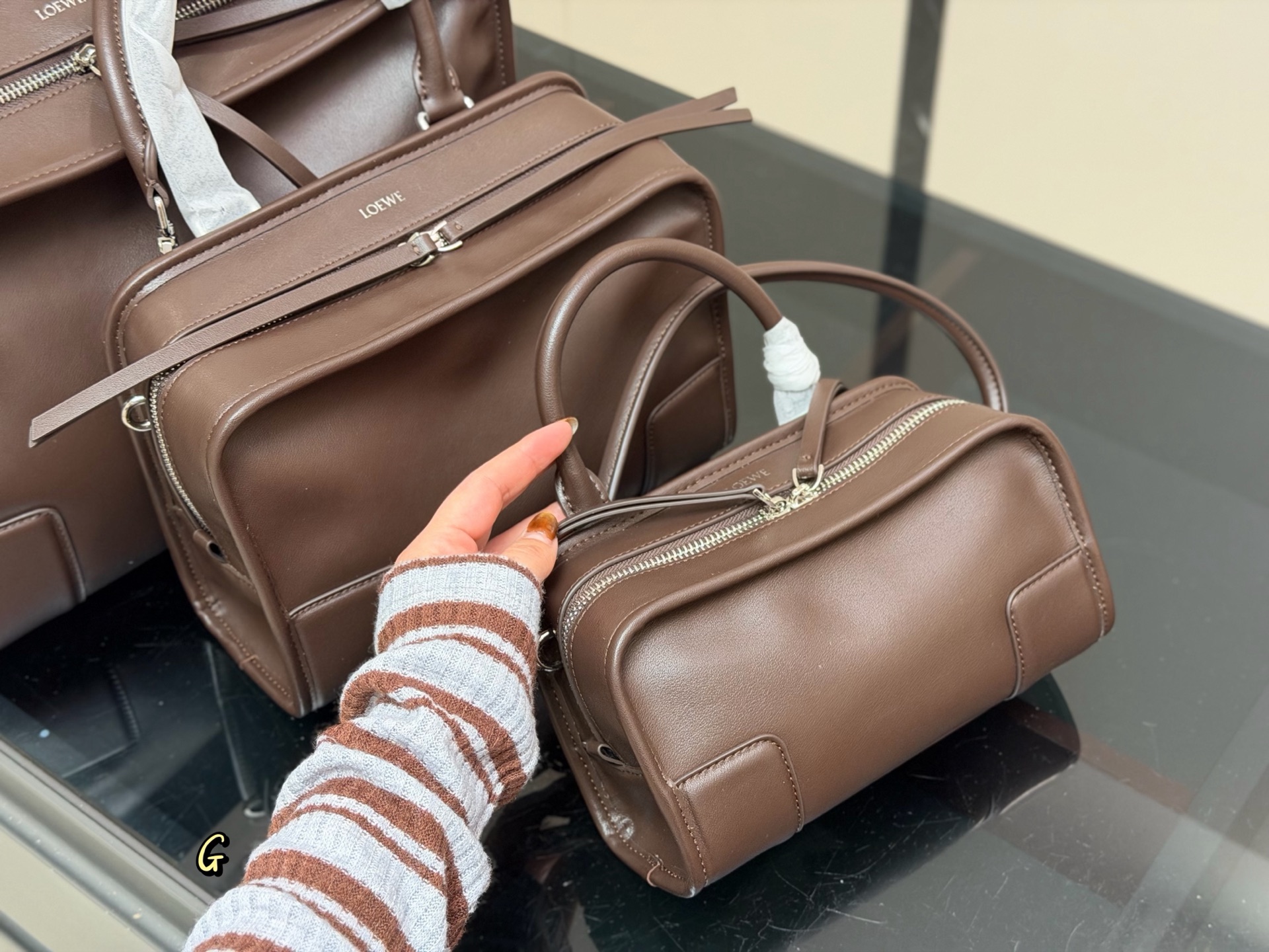 &yen;260 &yen;240 &yen;225 Loewe2026春夏最爱 Amazona180手袋 作为罗意威的皮具DNA载体， 同样完成了传统与创新的衔接。 全新的 Amazona 180手袋以更随性的方式呈现，延续着品牌百年皮革工艺底蕴。超期待这款手袋 尺寸:35cm 25cm 22cm