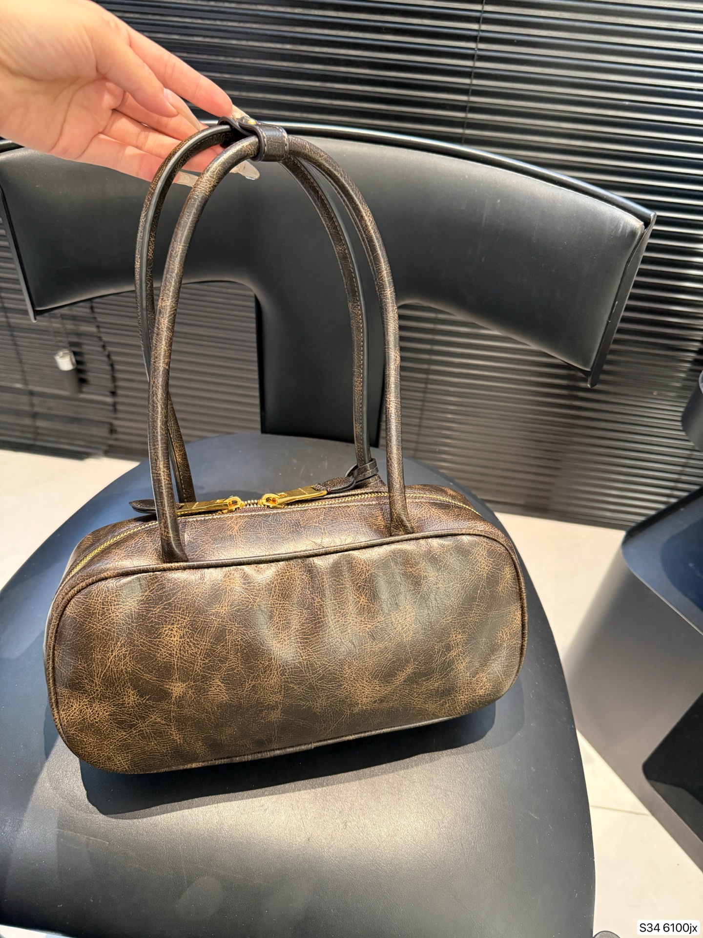 P220 缪缪MIUMIU 保龄球手提包 轻轻松松高级感 包包手感巨好容量也很不赖 简单却又不失华丽 不要觉得会炸眼太高调了什么的 根本不会！ 在你的精简穿搭上简直就是点睛之笔 尺寸：27 12 货号6100