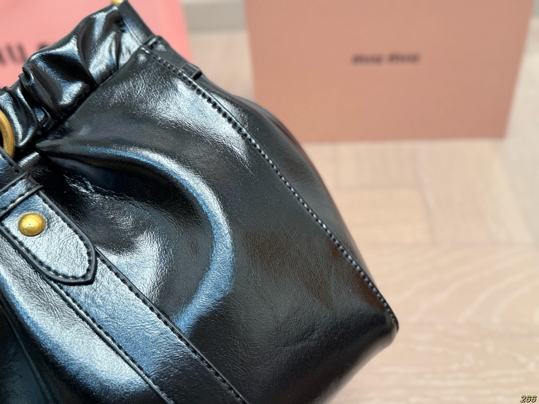 &yen;190 缪缪MIUMIU手提包 旅行出差旅游带它超方便 超级抢眼 爱了爱了 真是叫人无法抗拒 又美又能装！ 尺寸33 23