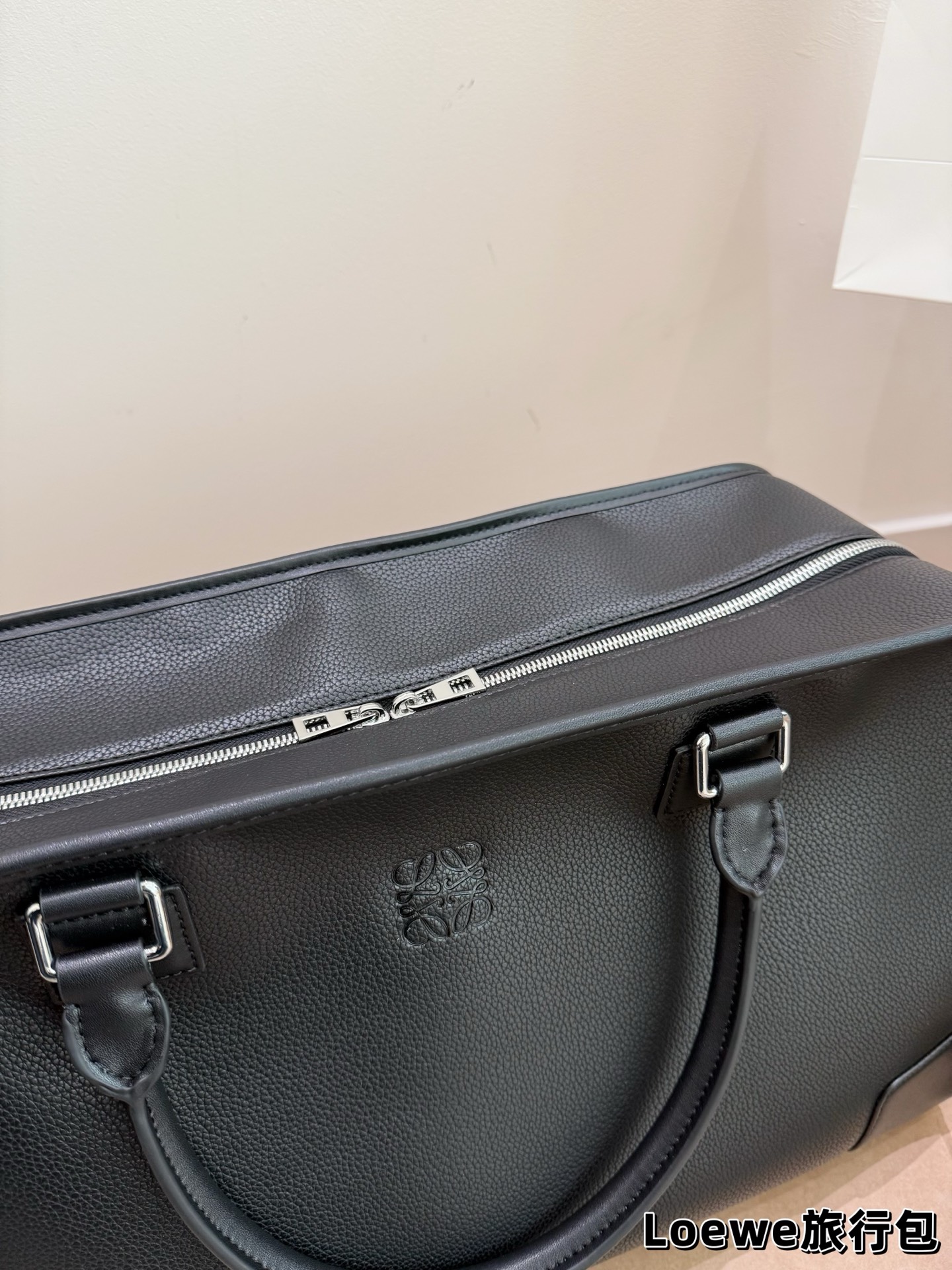 牛皮版本 P200 罗意威新款旅行包 机场包 Loewe Gova Small Backpack 罗意威新款旅行包 男款背包 超热门背囊 Goya 系列机场包兴？ 双向拉链开合背带 可自行调节长短新颖的设计时尚及实用性并存男女通用 size: 48 26cm #最爱的包包