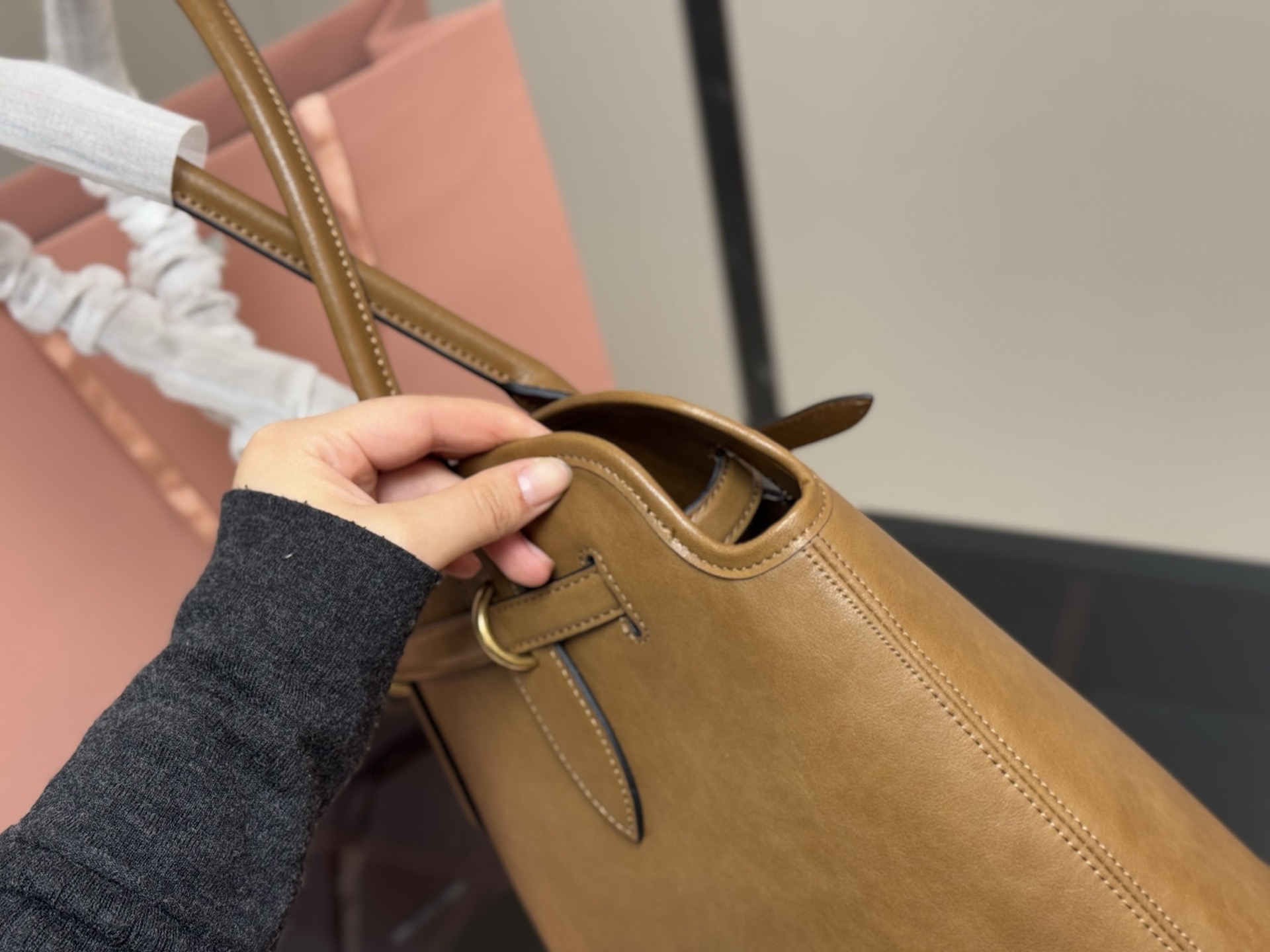 &yen;235 原版 size：41.31cm miumiu 中古托特包包， 特别喜欢这个的设计！ miumiu的坑真的好仙女好好看！ 真的很有质感！ 可斜挎可手拿可单肩， 日常约会出行简单好搭配。