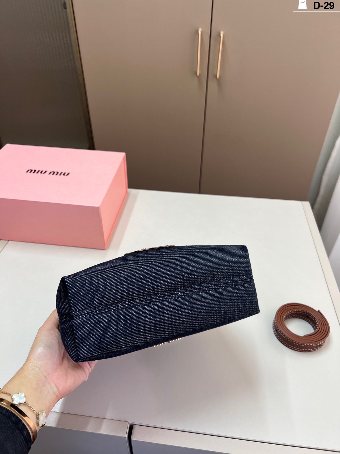 💰p125 miumiu新款速递~牛仔小饭盒是真好看 软软饱饱的又可爱又漂亮！ miu里miu气！可爱的不行啦！ D-29尺寸22&times;16折叠盒