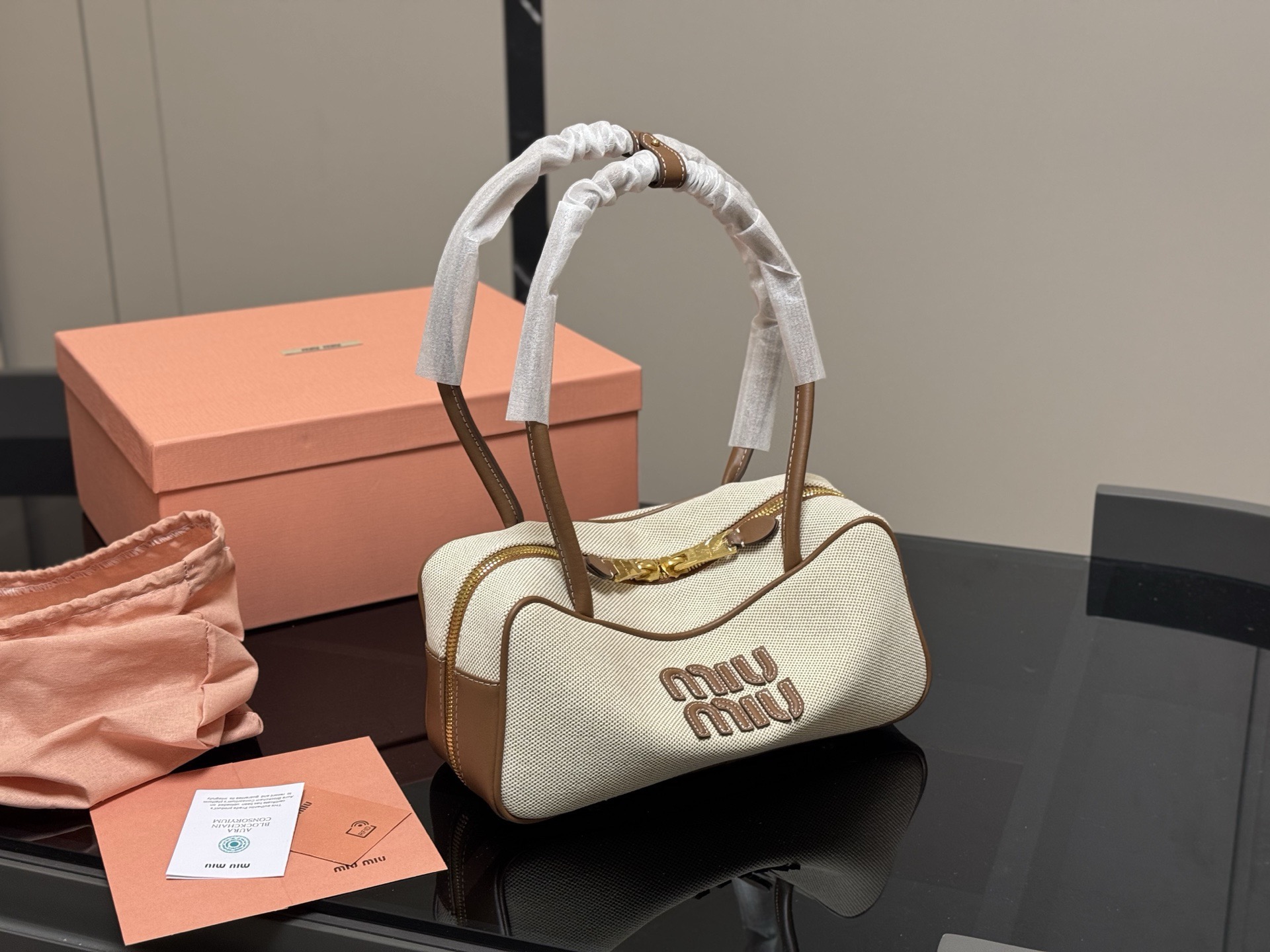 ¥195 升级版配盒 size:28*13cm miumiu保龄球/公文包/ 包包甜度刚好! 很难不爱啊啊! 可手拎也可斜挎 绝对不是小废包哦!容量足足的~~ 出场就是miumiu小公主!