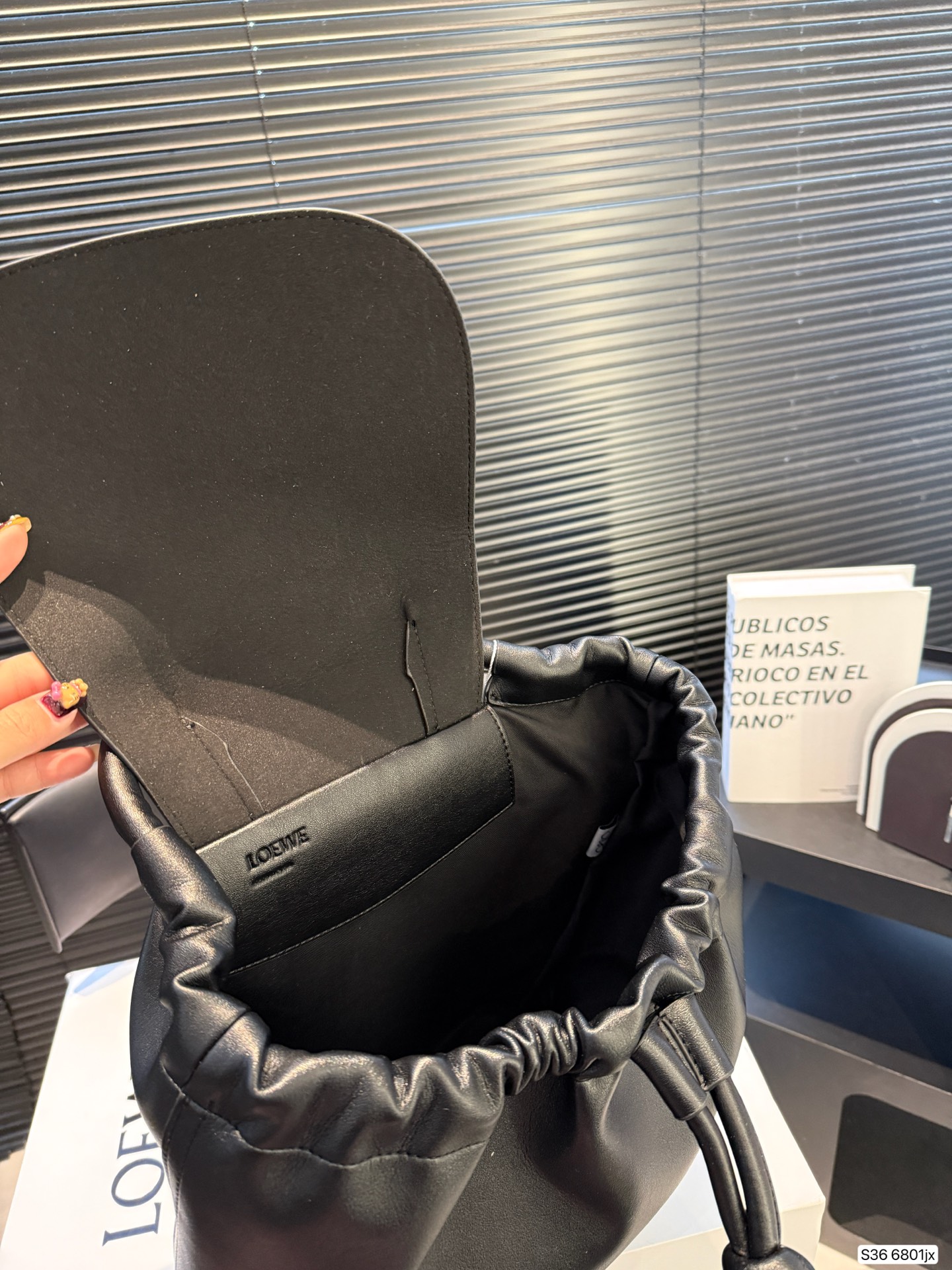 P230 配折叠盒罗意威双肩 Flamenco 背包自带复古千禧流线型实用日常设计，非正式学院风preppy style在风格上更加复古、休闲、实穿 #罗意威 #PreppyStyle #预科风 尺寸：25 33 货号6801