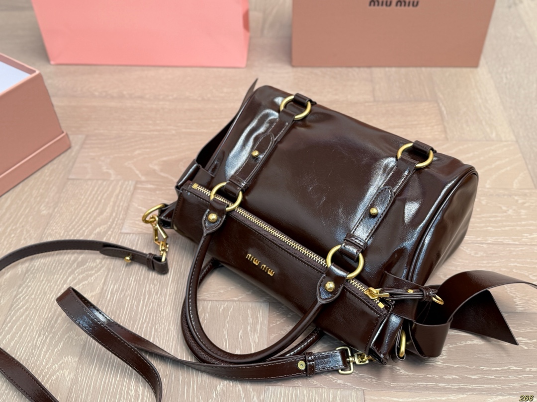 &yen;190配盒 缪缪MIUMIU手提包 旅行出差旅游带它超方便 超级抢眼 爱了爱了 真是叫人无法抗拒 又美又能装！ 尺寸26 20