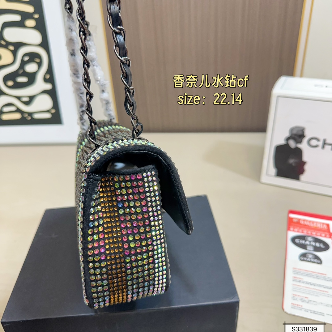 💰155 折叠盒 Chanel香奈儿水钻CF 独特设计 又酷又飒低调的奢华 可盐可甜 极致美感 绝美女孩就是你 尺寸： 22 14