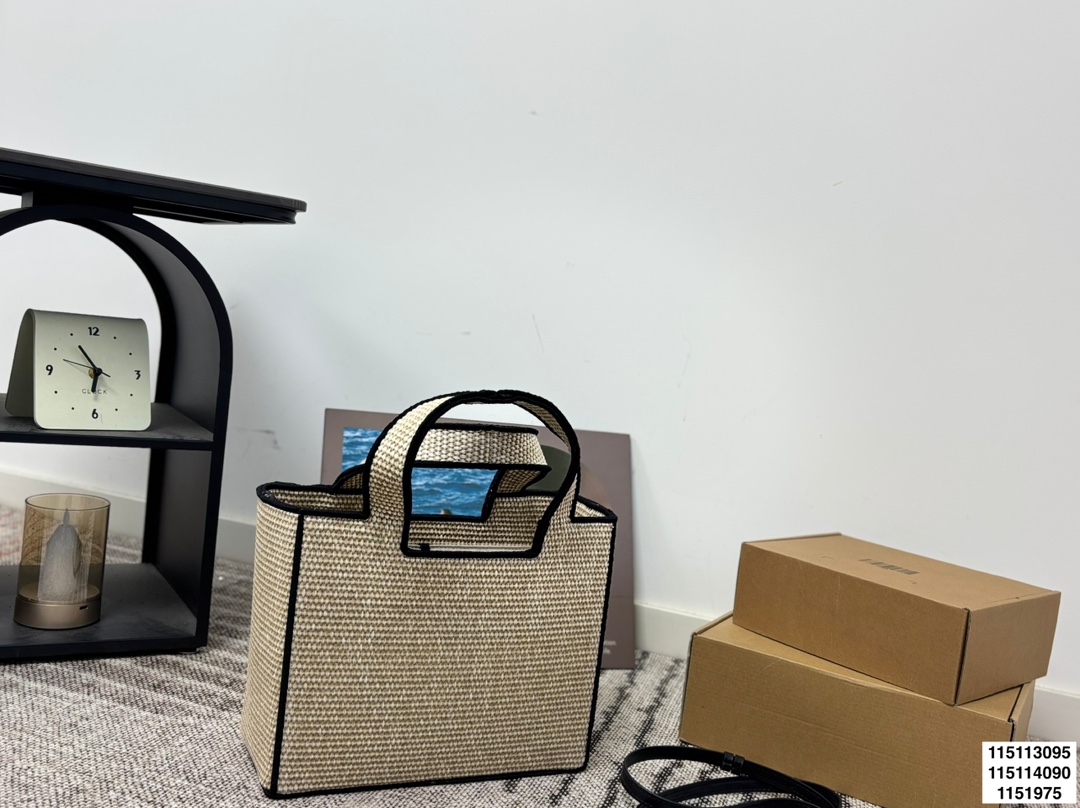 p125 p120 p115无盒 罗意威编织托特包 Paulas's 1biza 夏日海岛系列推出了草编托特包包巧妙融合了托特的商务之前线条和草编的夏日风情，加上Loewe粗体大logo 真的很难不爱 尺寸30.22/24.17/20.13