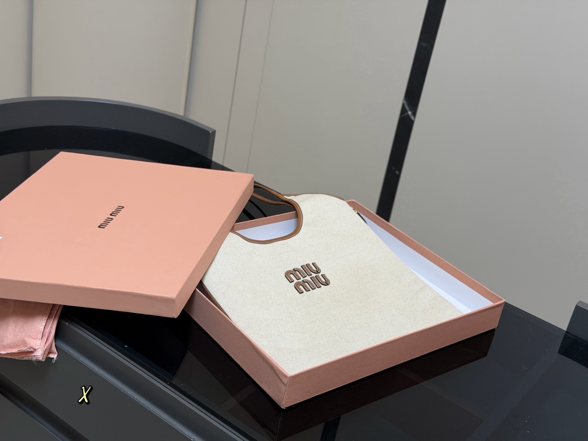 &yen;175 全套包装 size：35*34cm miumiu新款托特tote 今年的风刮的太猛了 老多爆款了！ 这款的版型也太好看了吧！ miumiu准备承包我的夏天吗