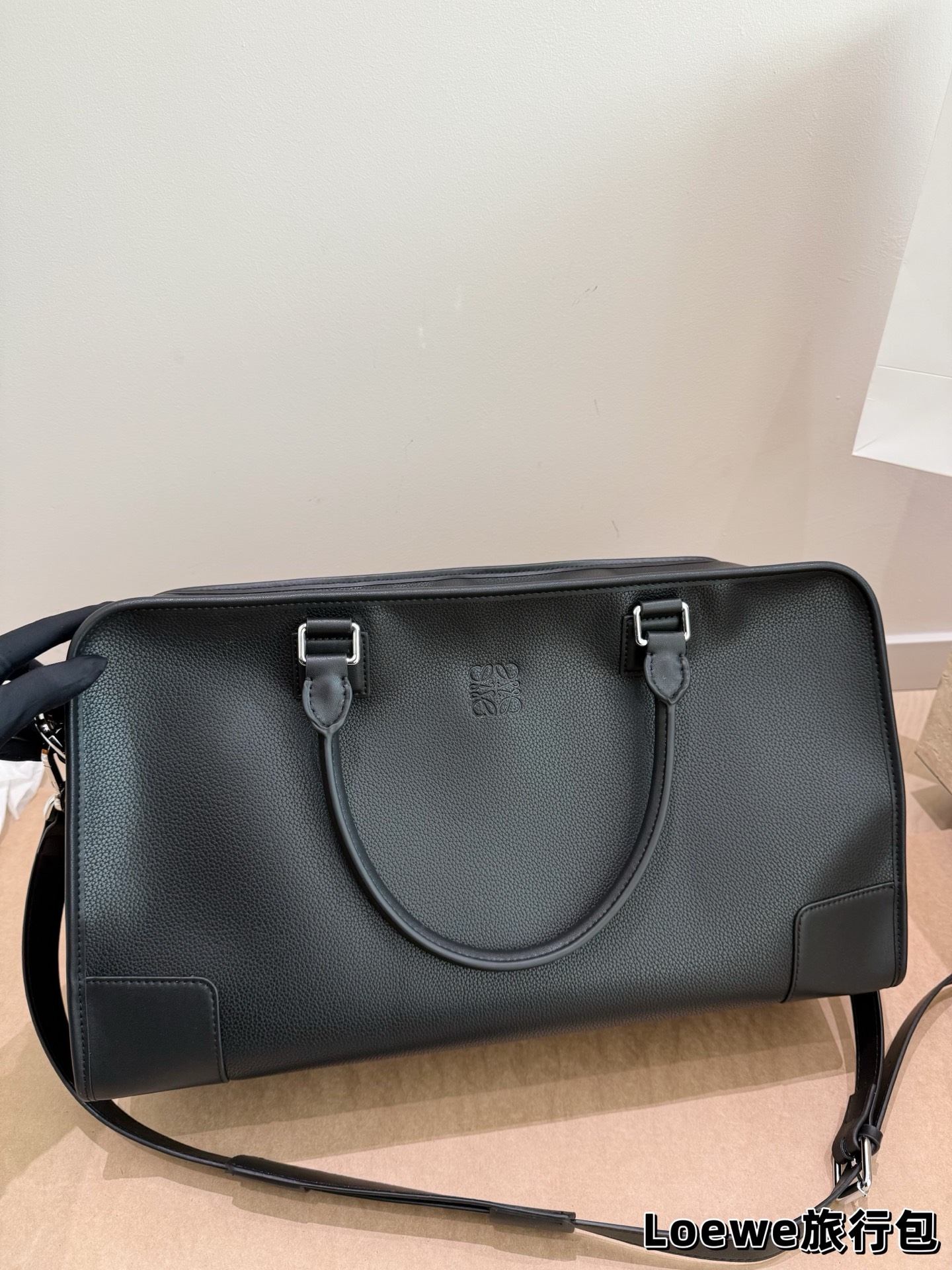 牛皮版本 P200 罗意威新款旅行包 机场包 Loewe Gova Small Backpack 罗意威新款旅行包 男款背包 超热门背囊 Goya 系列机场包兴？ 双向拉链开合背带 可自行调节长短新颖的设计时尚及实用性并存男女通用 size: 48 26cm #最爱的包包