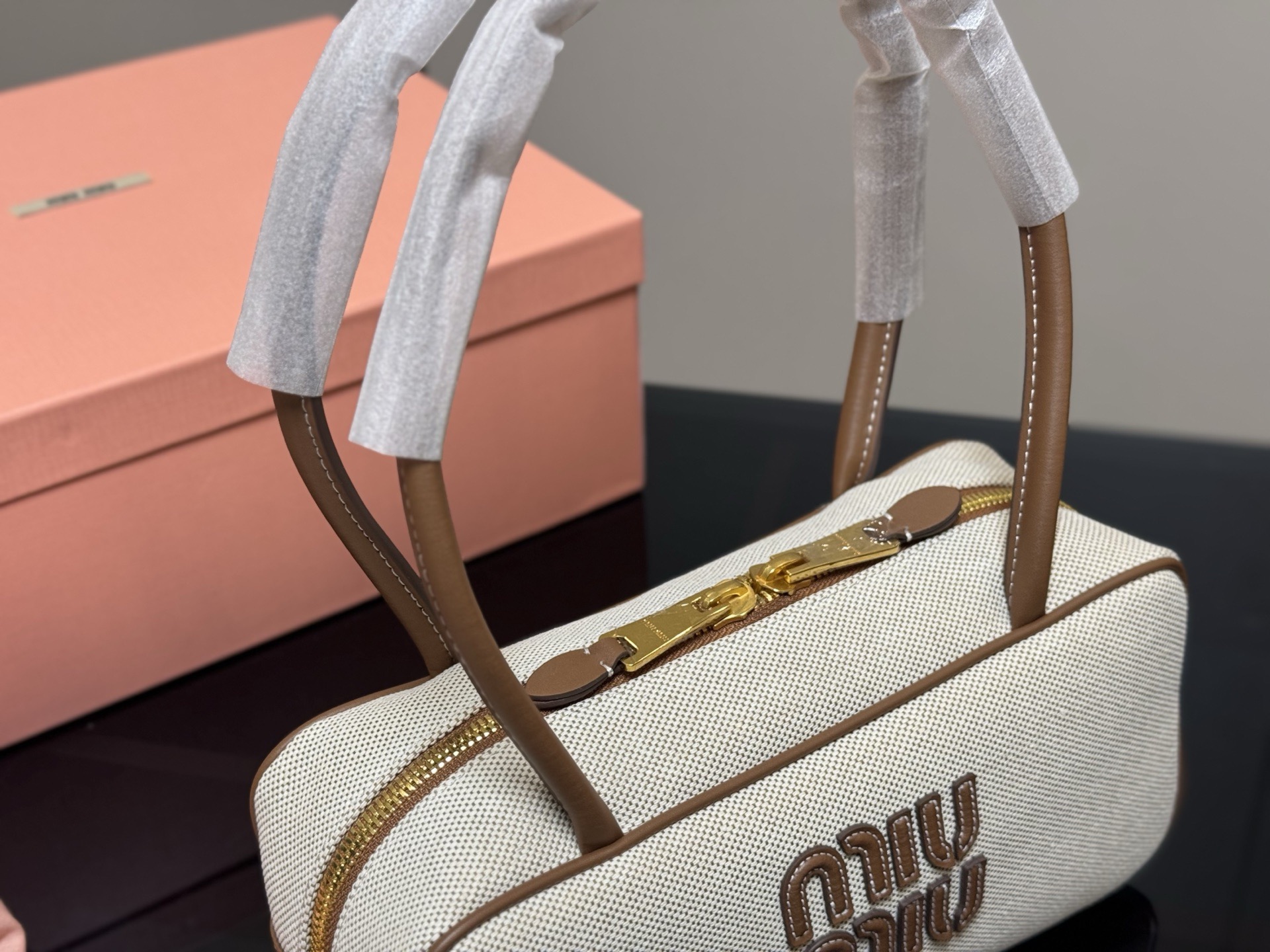 ¥195 升级版配盒 size:28*13cm miumiu保龄球/公文包/ 包包甜度刚好! 很难不爱啊啊! 可手拎也可斜挎 绝对不是小废包哦!容量足足的~~ 出场就是miumiu小公主!