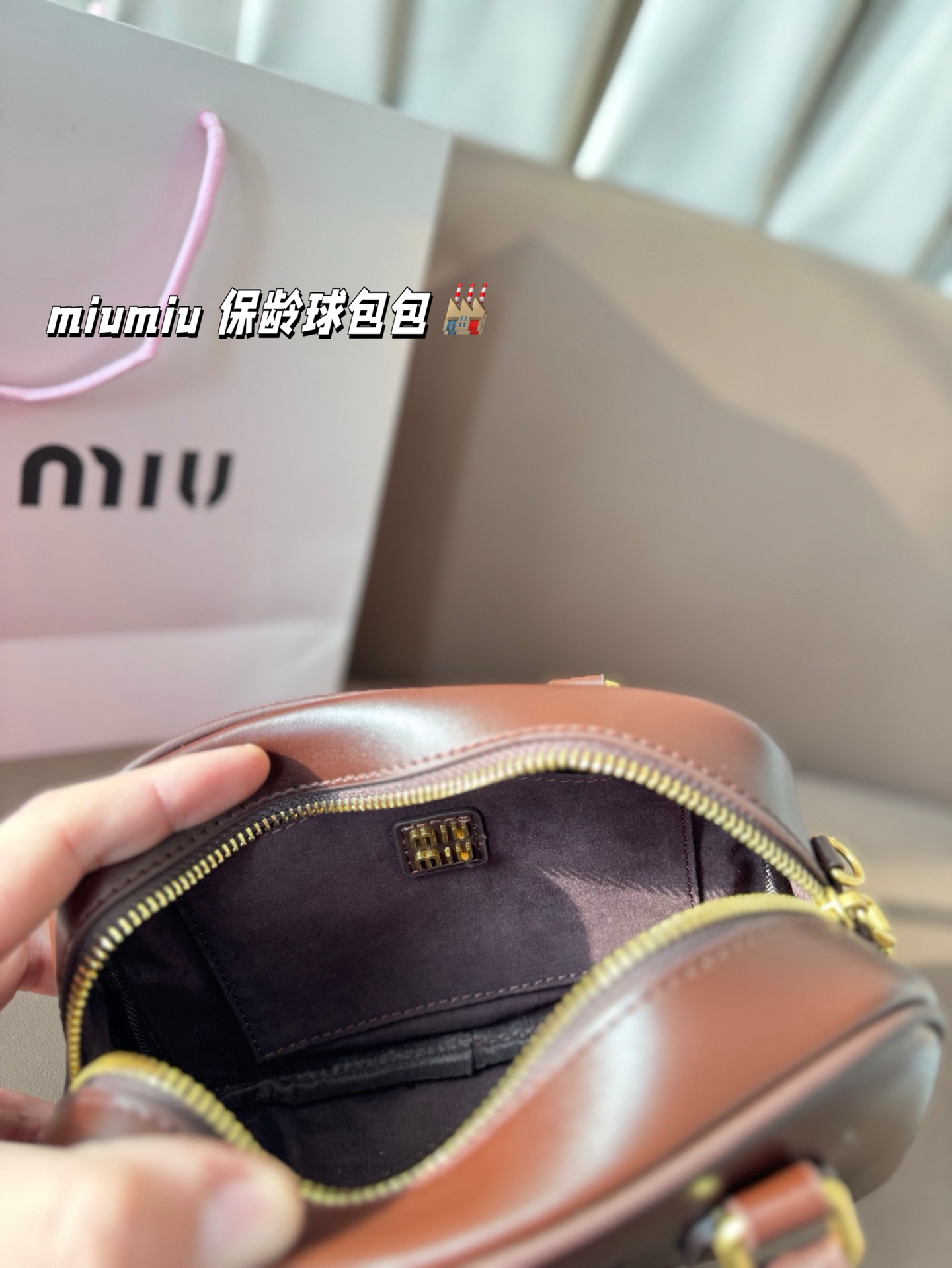 P225 缪缪 可盐可甜的女孩 miumiu 保龄球包包 好搭 什么风格都能驾驭 材质很柔软 容量也非常OK 复古俏皮的hobo包型 是近期几乎天天拿出门的包包！ 尺寸：21*14