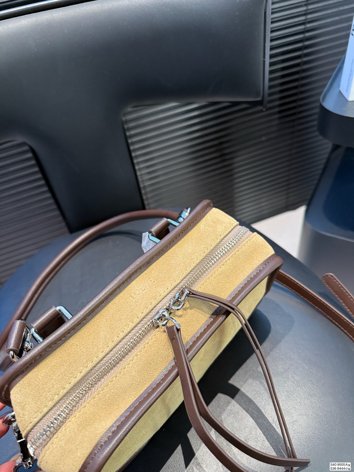 大号P250小号P230 罗意威这只简直太乖了 麂皮包今年冬天简直不要太火 银色loewe小锁也是酷的很 这个还可以加肩带单肩斜挎 一整个就是实用的美包! 尺寸大25 18小22 12 货号大9555 小9444