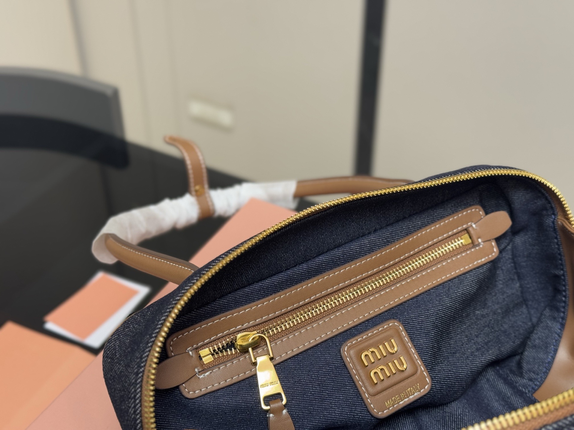 &yen;195 升级版配盒 size：28*13cm miumiu保龄球/公文包/ 包包甜度刚好！ 很难不爱啊啊！ 可手拎也可斜挎 绝对不是小废包哦!容量足足的~~ 出场就是miumiu小公主！