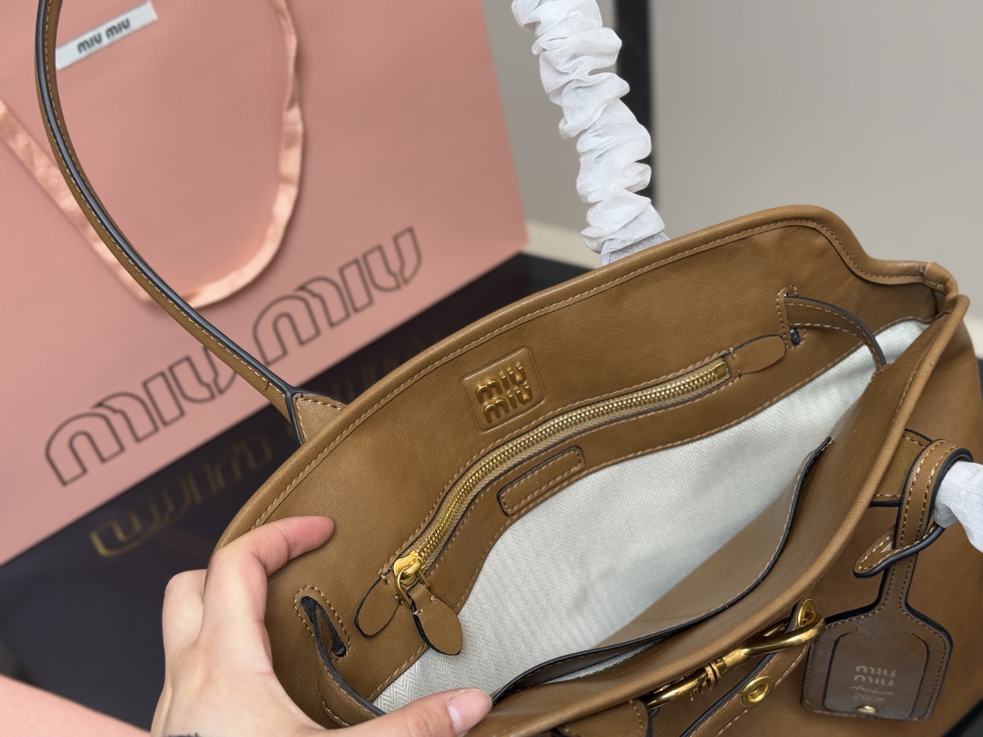 &yen;235 原版 size：41.31cm miumiu 中古托特包包， 特别喜欢这个的设计！ miumiu的坑真的好仙女好好看！ 真的很有质感！ 可斜挎可手拿可单肩， 日常约会出行简单好搭配。