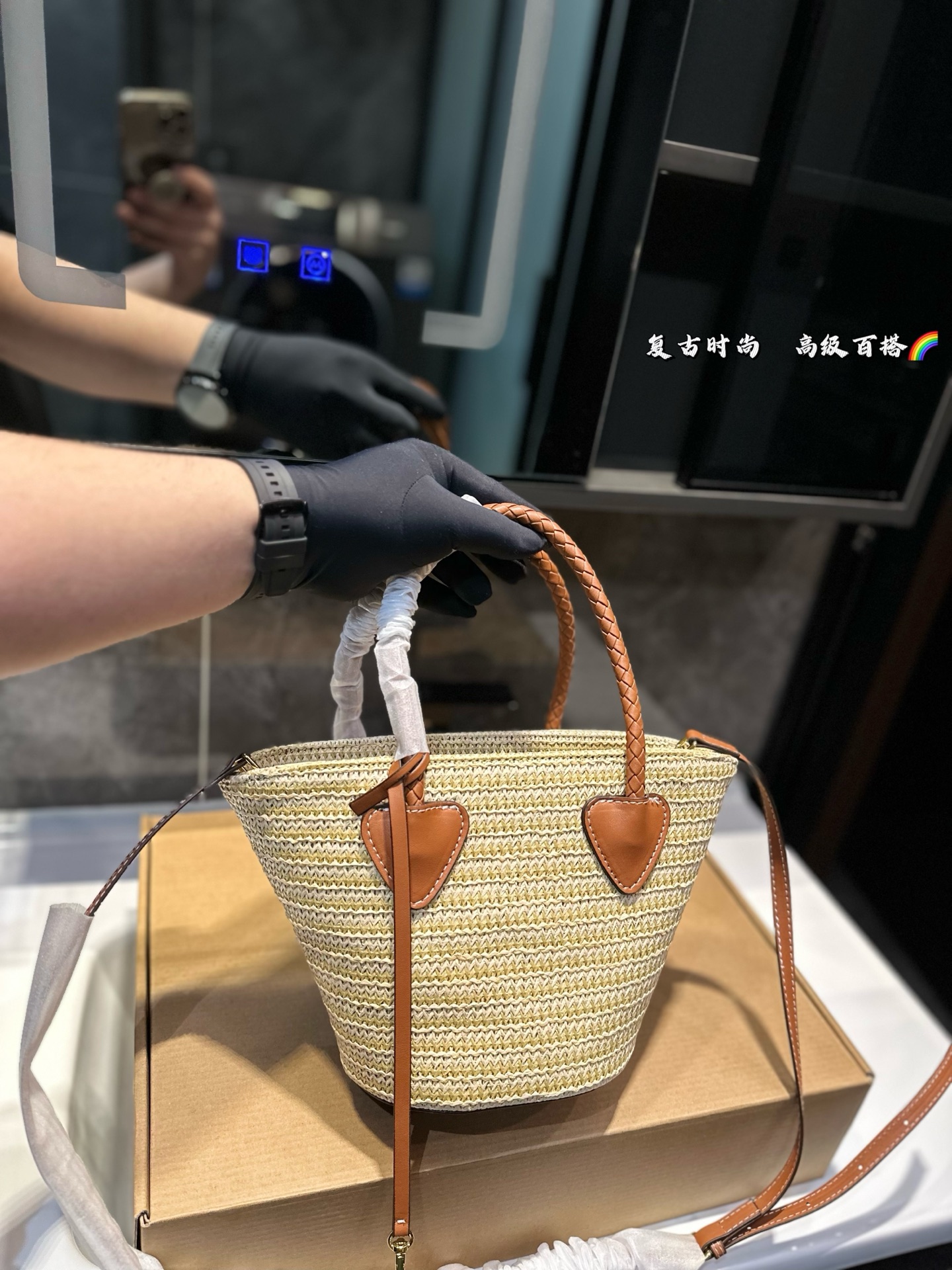 ❤️P145P135（礼盒包装）❤️ 缪缪MIUMIU 编织托特包 限定款hobo也太好看了 质感很高级 容量超级大也很耐用 日常出街背它回头率百分百 尺寸：大号24 26 小号16 18