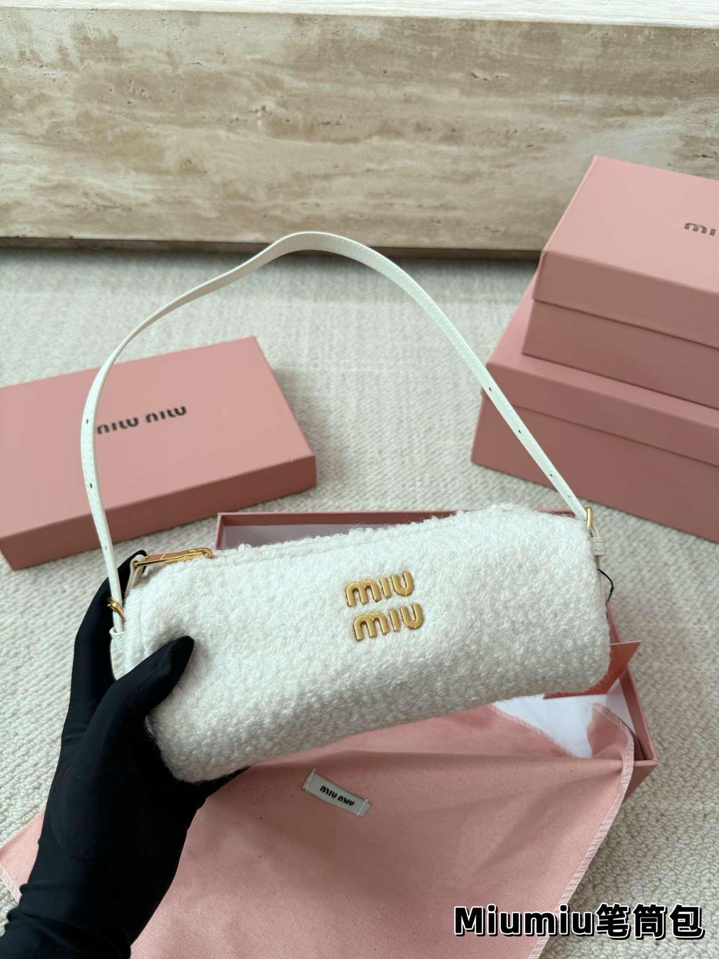 P160 羊羔毛 Miu系笔筒包简直泰香了🛒 MiuMiu太好看了家人们，本期推荐新品穿上秒变学院派美少女。格纹套装衬衣+芭蕾裙，又甜可盐。芭蕾裙真的是MiuMiu时尚单品！很娇俏，时髦。 Bag:MiuMiu万元内笔筒包，时髦可爱😻实用，全牛皮。颜色有黑色，棕色，石楠木色，做旧款都是麂皮材质还有可爱的牛奶纹🐄。羊羔毛乐福鞋，很舒适的一款！本人为此包疯狂打Call！！超爱很嗲跟秋冬很搭哦~