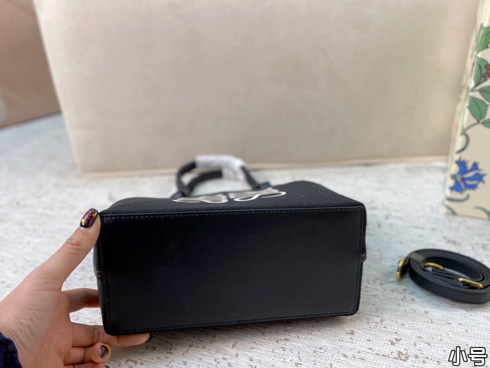 p165/p160 配盒🎁 罗意威Loewe anagram tote背上秒变时髦精 一只装得下全世界的托特 越背越香 能装且百搭不易变形 上班通勤或者日常搭配都很好！尺寸：27*25/23*22